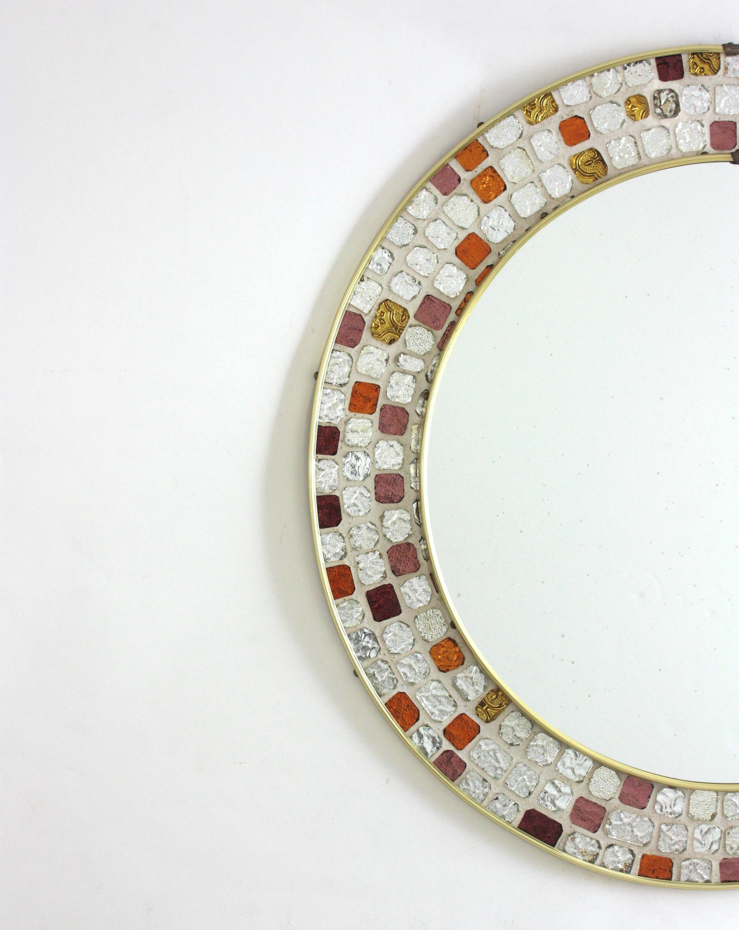 Midcentury Mosaik runder Wandspiegel, Multicolor & versilberte Kunstglasfliesen Rahmen (Handgefertigt) im Angebot
