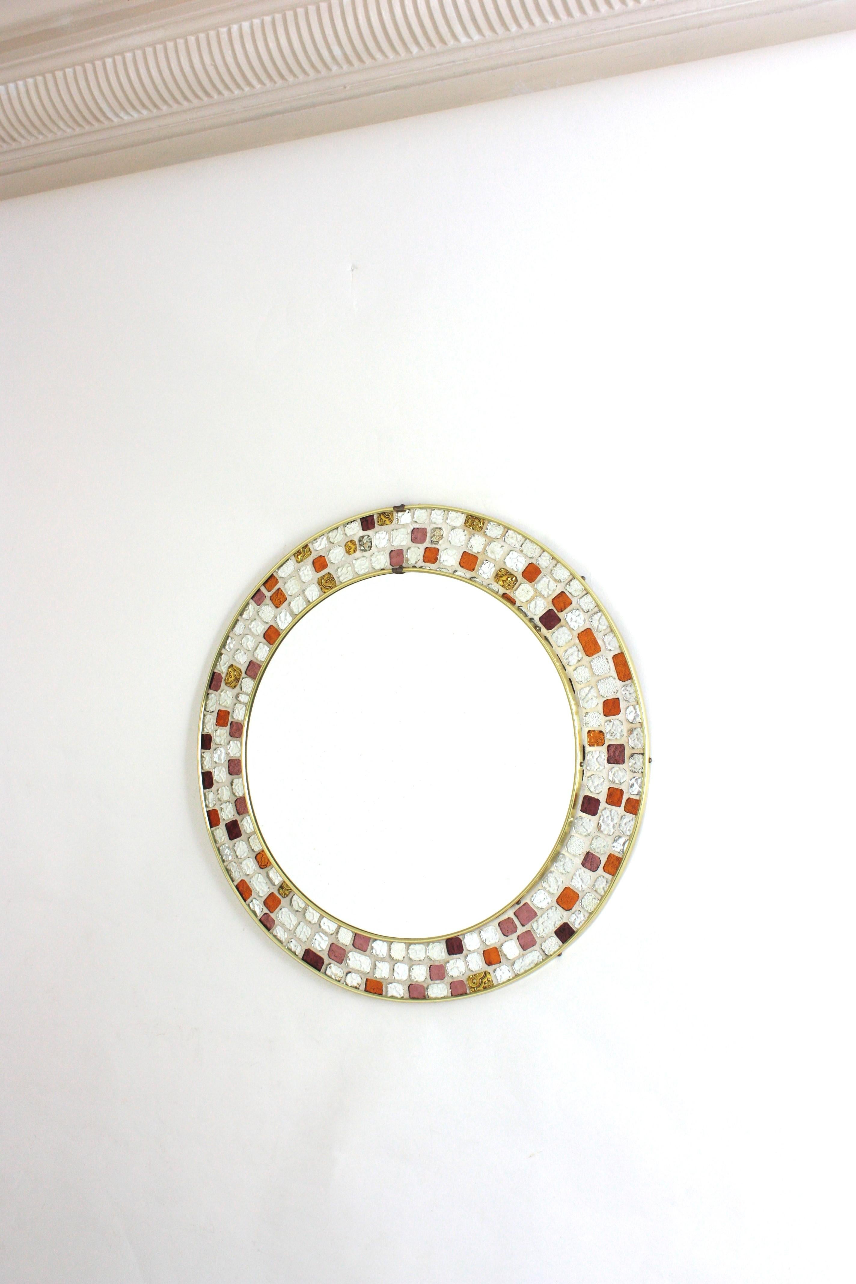 Midcentury Mosaik runder Wandspiegel, Multicolor & versilberte Kunstglasfliesen Rahmen (20. Jahrhundert) im Angebot