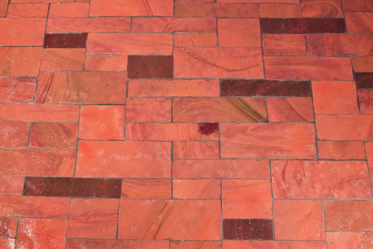 Mosaik-Beistelltisch aus der Mitte des Jahrhunderts in warmen Rottönen von Müller, Deutschland, 'Signiert' (Messing) im Angebot