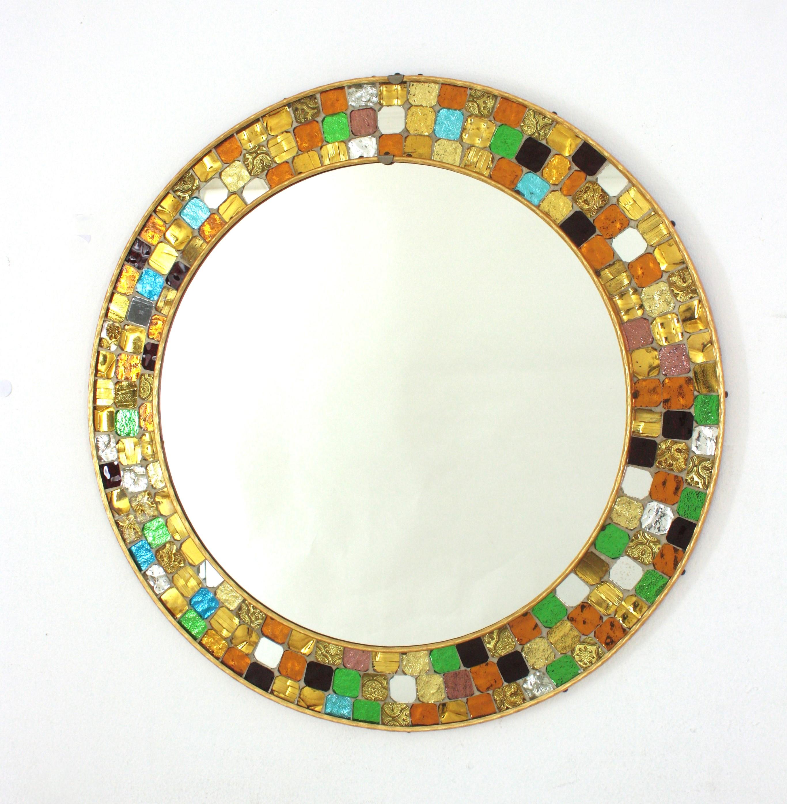 Mehrfarbiger runder Wandspiegel aus der Mitte des Jahrhunderts mit Mosaikrahmen aus Kunstglas im Angebot 4