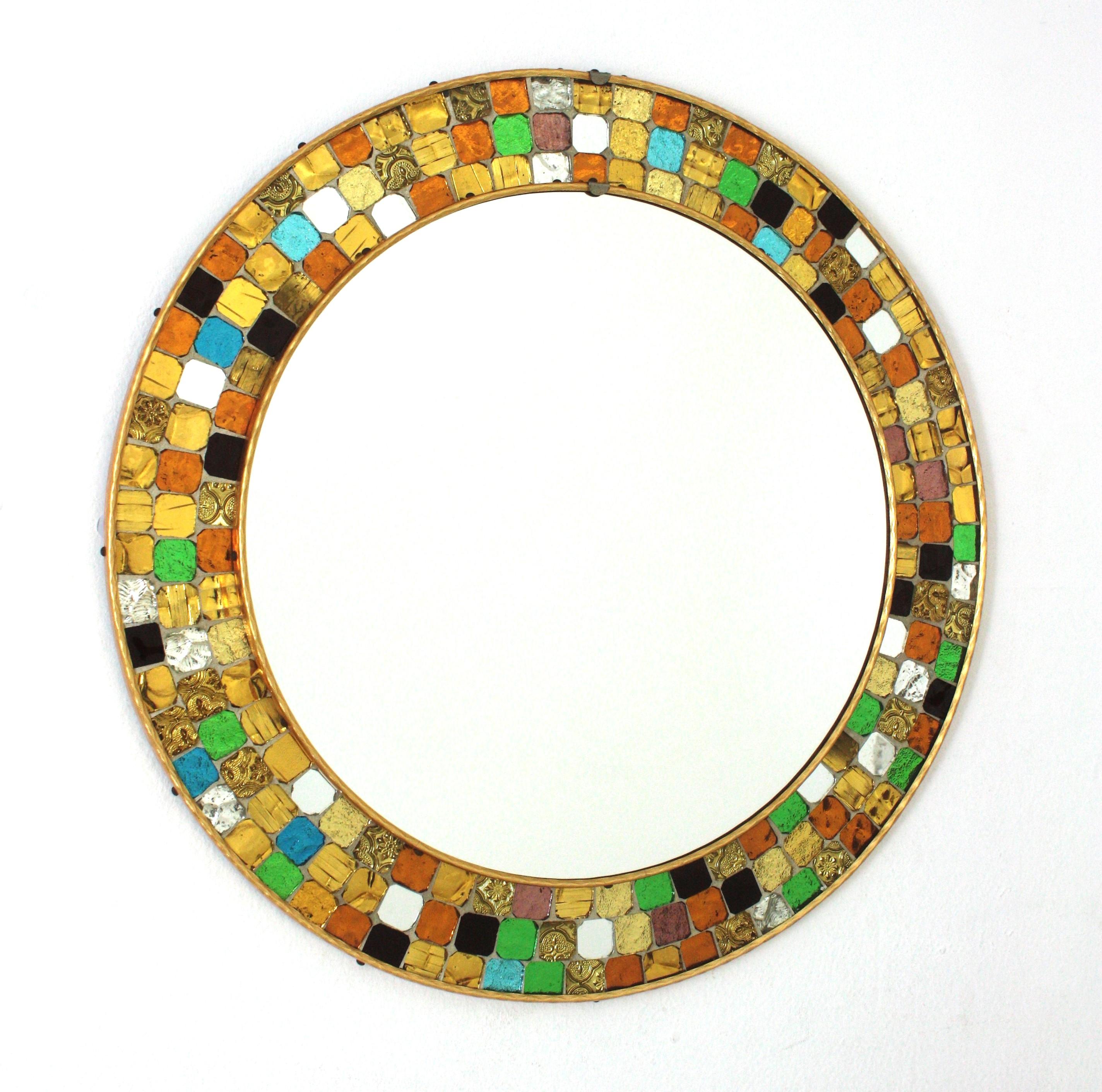 Bunte Midcentury Runde Spiegel mit Multicolor texturiertem Glas Mosaik Rahmen
Spanischer runder Mosaikspiegel aus der Mitte des Jahrhunderts mit mehrfarbigem Rahmen aus Kunstglasfliesen
Dieser wunderschöne Spiegel im Mid-Century-Modern-Stil zeigt