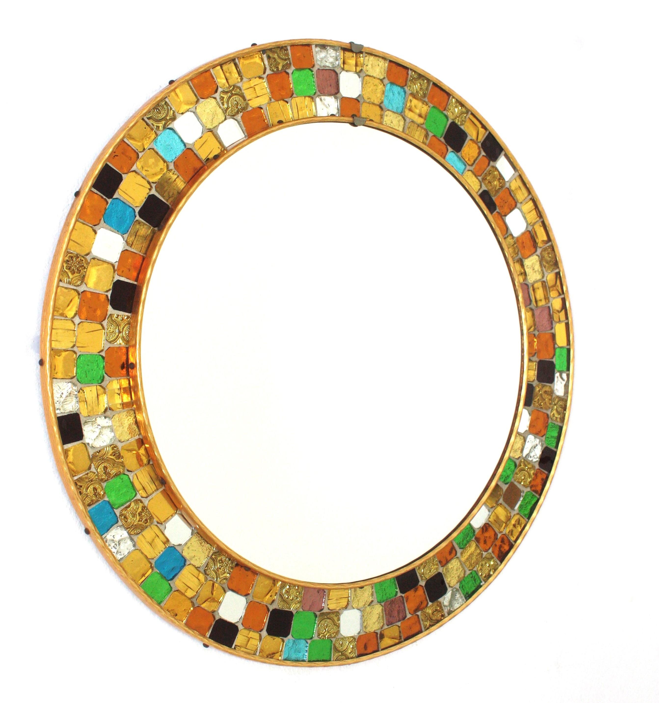 Mehrfarbiger runder Wandspiegel aus der Mitte des Jahrhunderts mit Mosaikrahmen aus Kunstglas (Spanisch) im Angebot