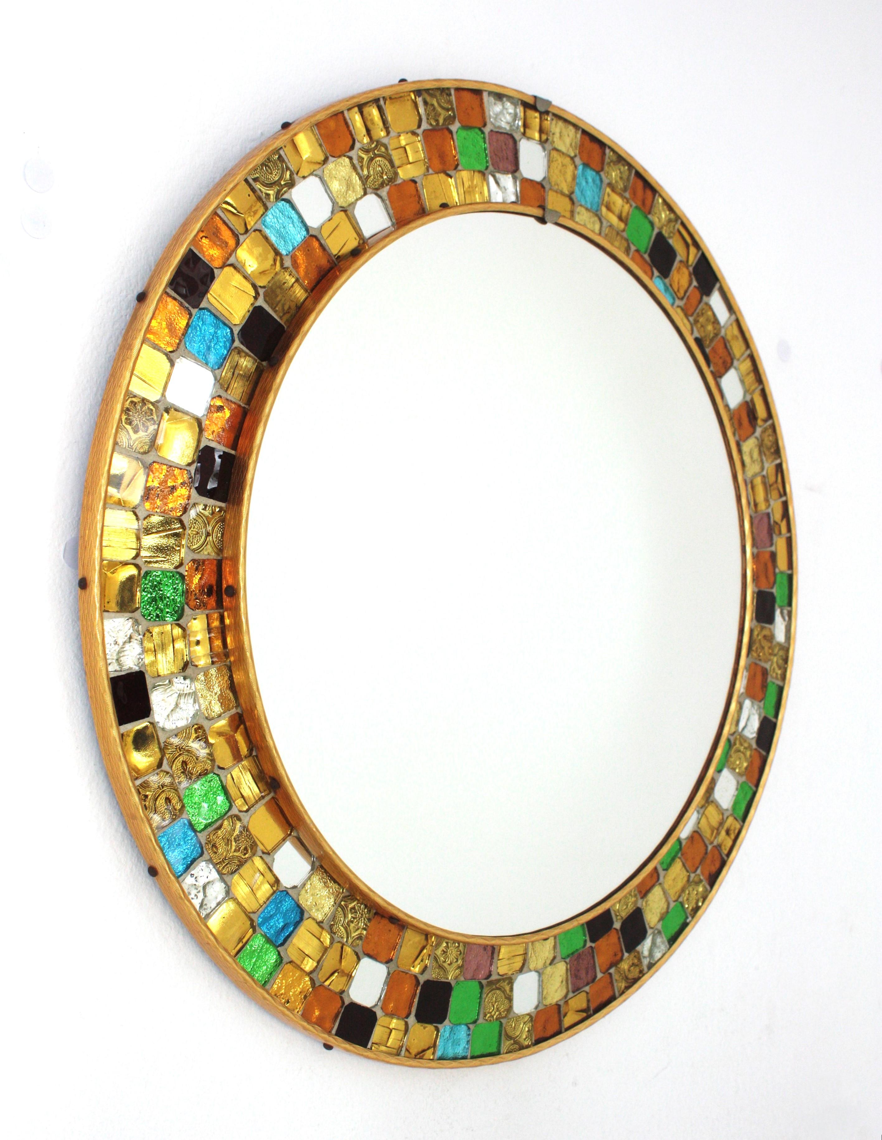 Mehrfarbiger runder Wandspiegel aus der Mitte des Jahrhunderts mit Mosaikrahmen aus Kunstglas (Handgefertigt) im Angebot