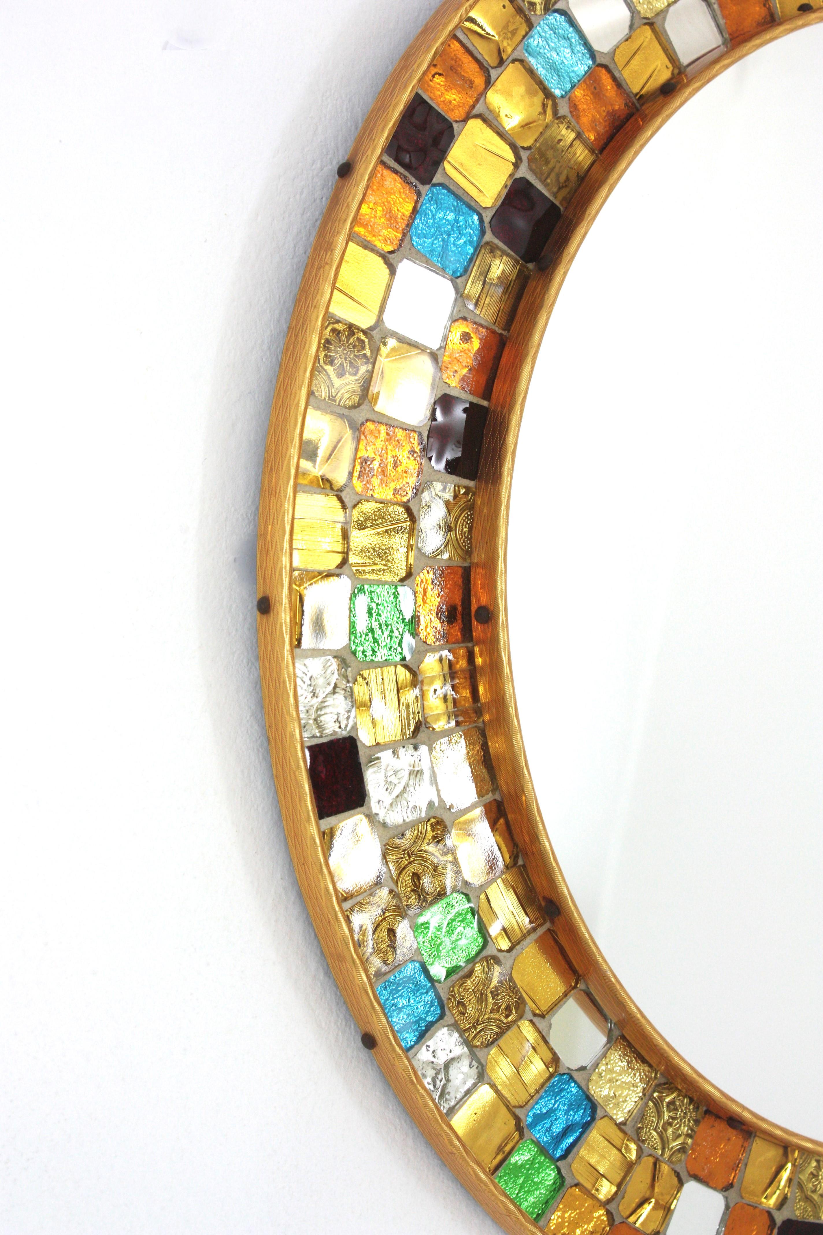 Mehrfarbiger runder Wandspiegel aus der Mitte des Jahrhunderts mit Mosaikrahmen aus Kunstglas (20. Jahrhundert) im Angebot