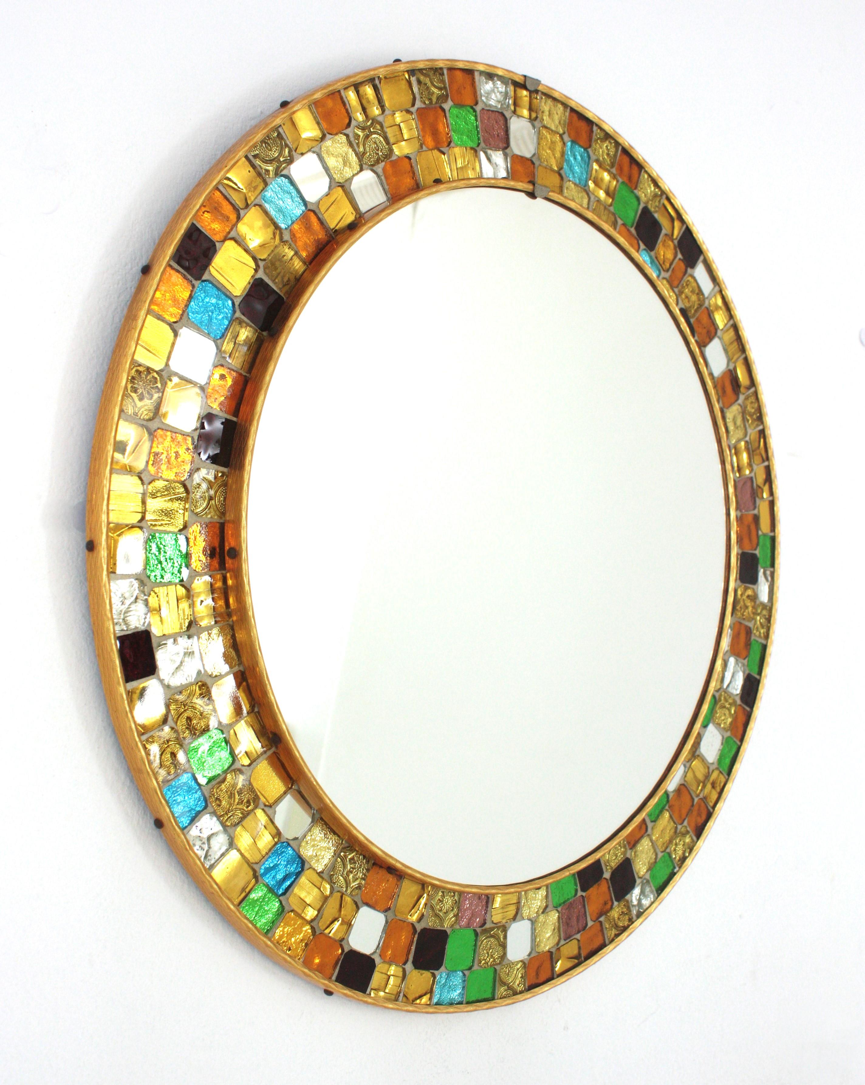 Mehrfarbiger runder Wandspiegel aus der Mitte des Jahrhunderts mit Mosaikrahmen aus Kunstglas im Angebot 1