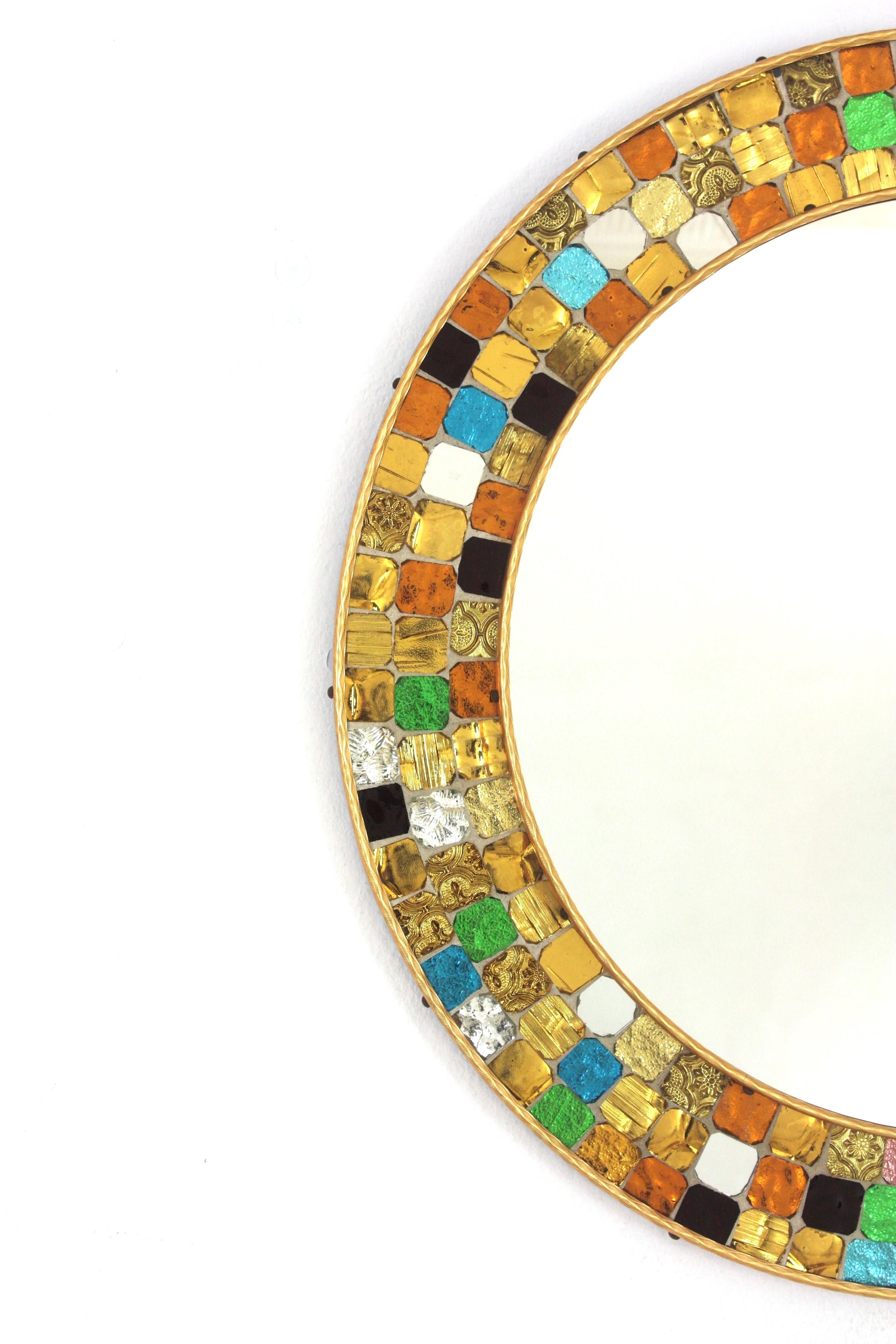 Mehrfarbiger runder Wandspiegel aus der Mitte des Jahrhunderts mit Mosaikrahmen aus Kunstglas im Angebot 2