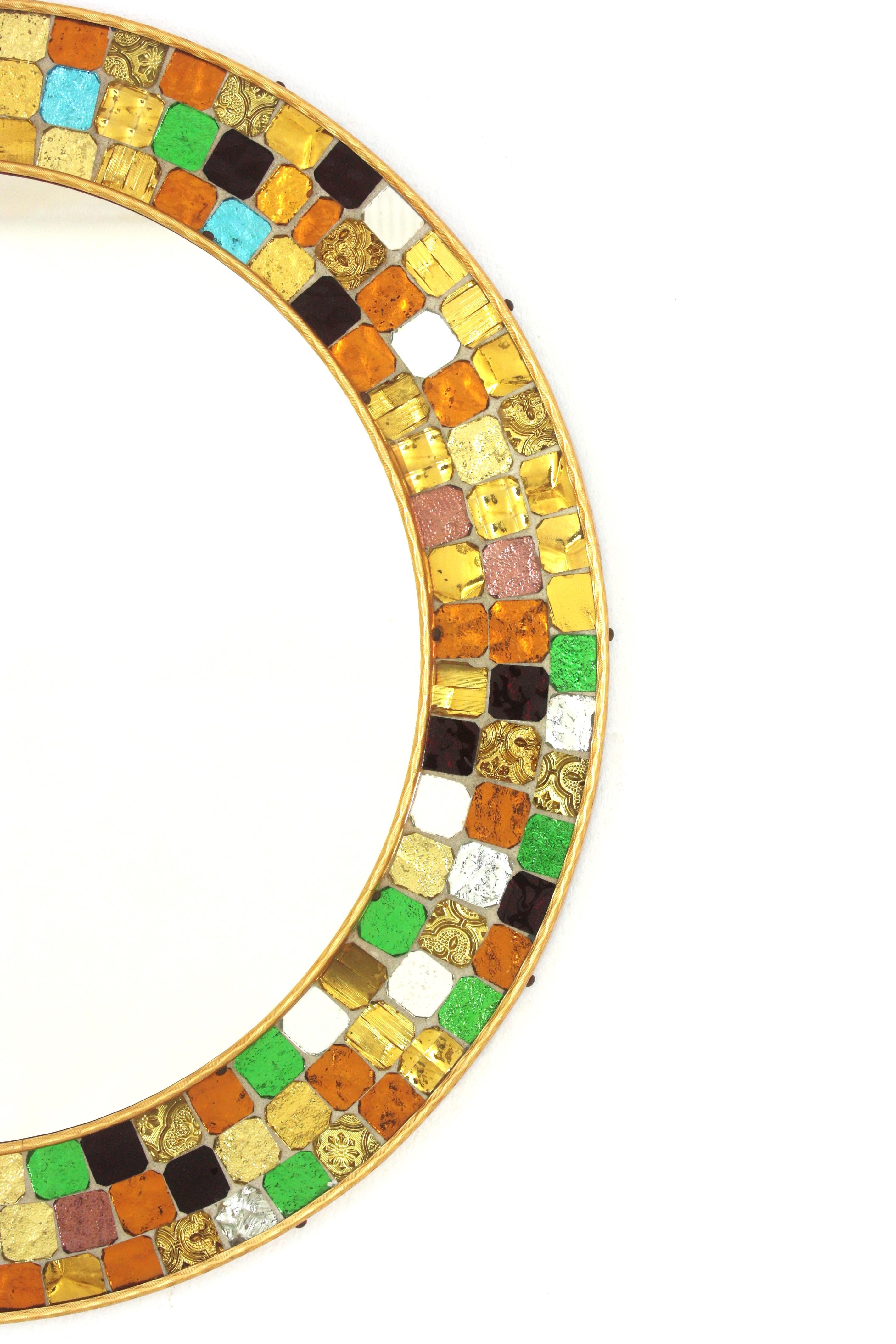 Mehrfarbiger runder Wandspiegel aus der Mitte des Jahrhunderts mit Mosaikrahmen aus Kunstglas im Angebot 3