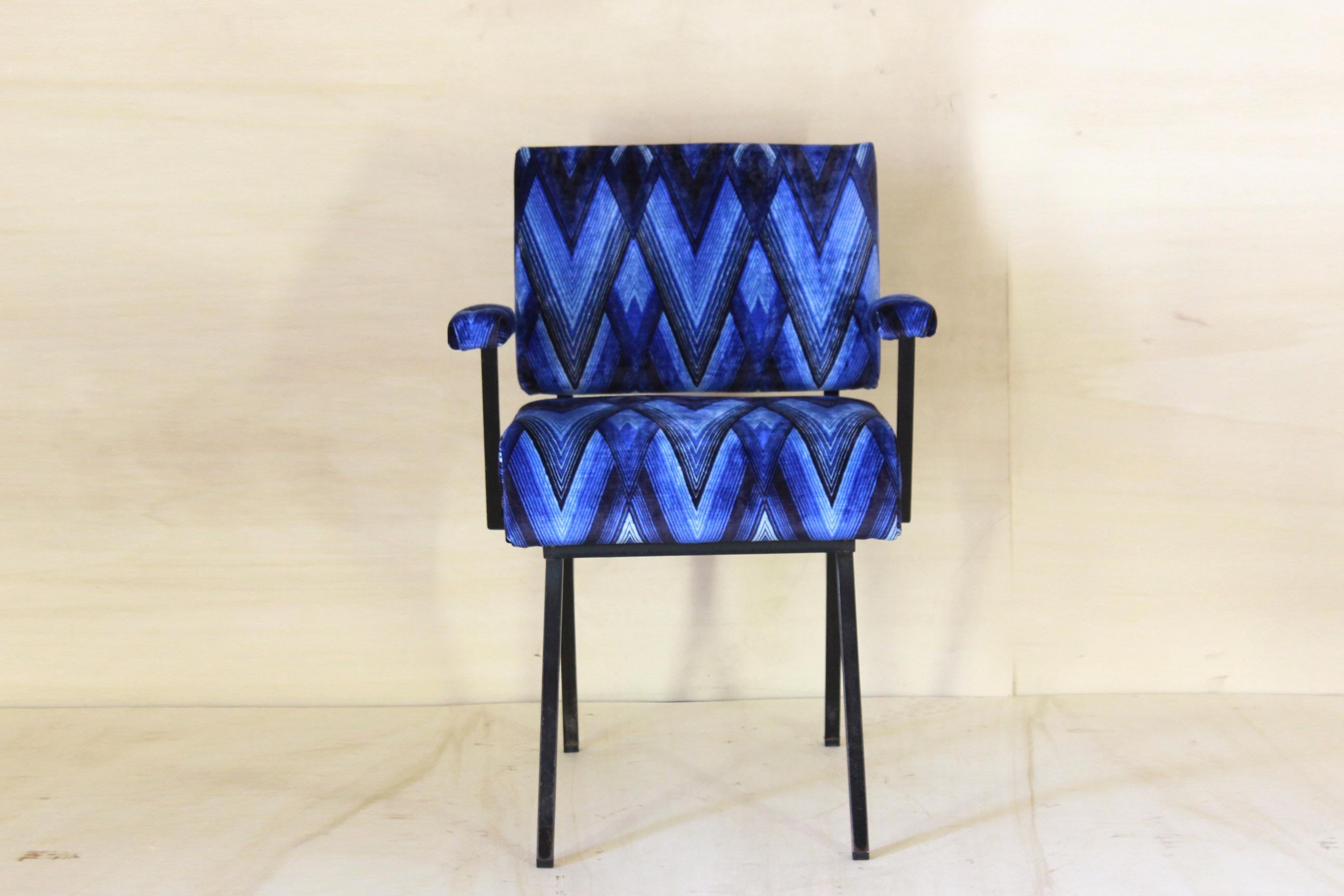 Vintage Sessel, Satz von zwei, Italien 1960er.
Zwei Vintage-Sessel aus der Mitte des Jahrhunderts mit mehrfarbiger Textur und minimaler Eisenstruktur. Originalbezug aus den 1960er Jahren, während die Füllung der Sitze und Rückenlehnen nagelneu