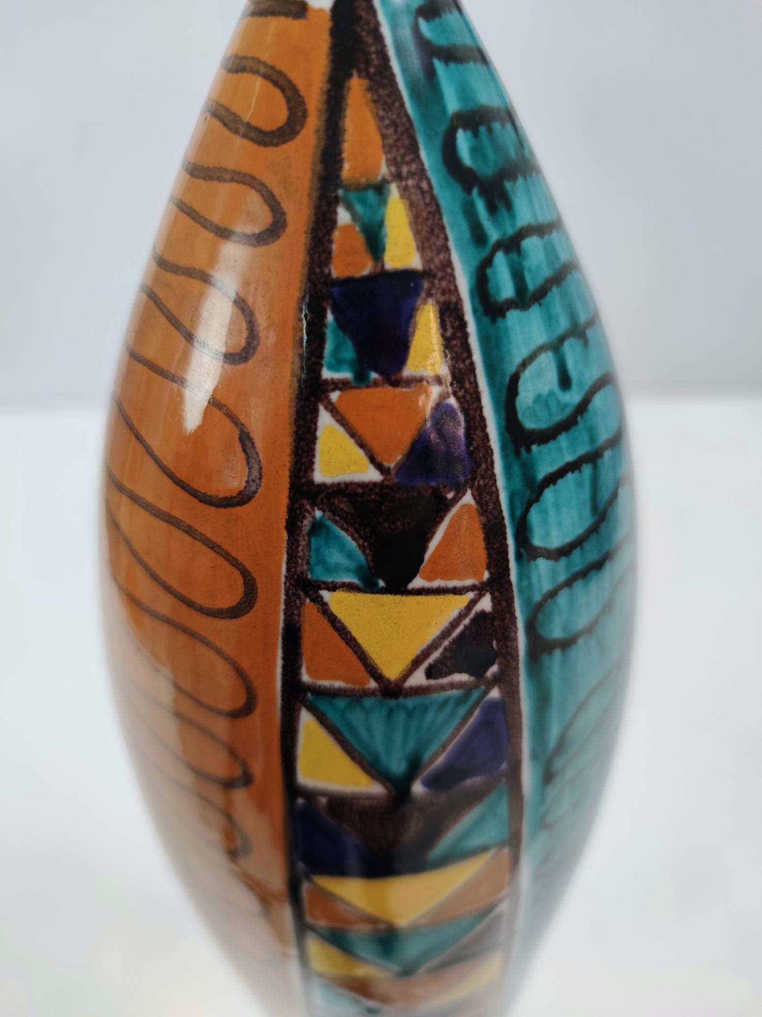 Mehrfarbige Vase aus lackierter Keramik im Vintage-Stil mit geometrischen Mustern, Italien im Angebot 3