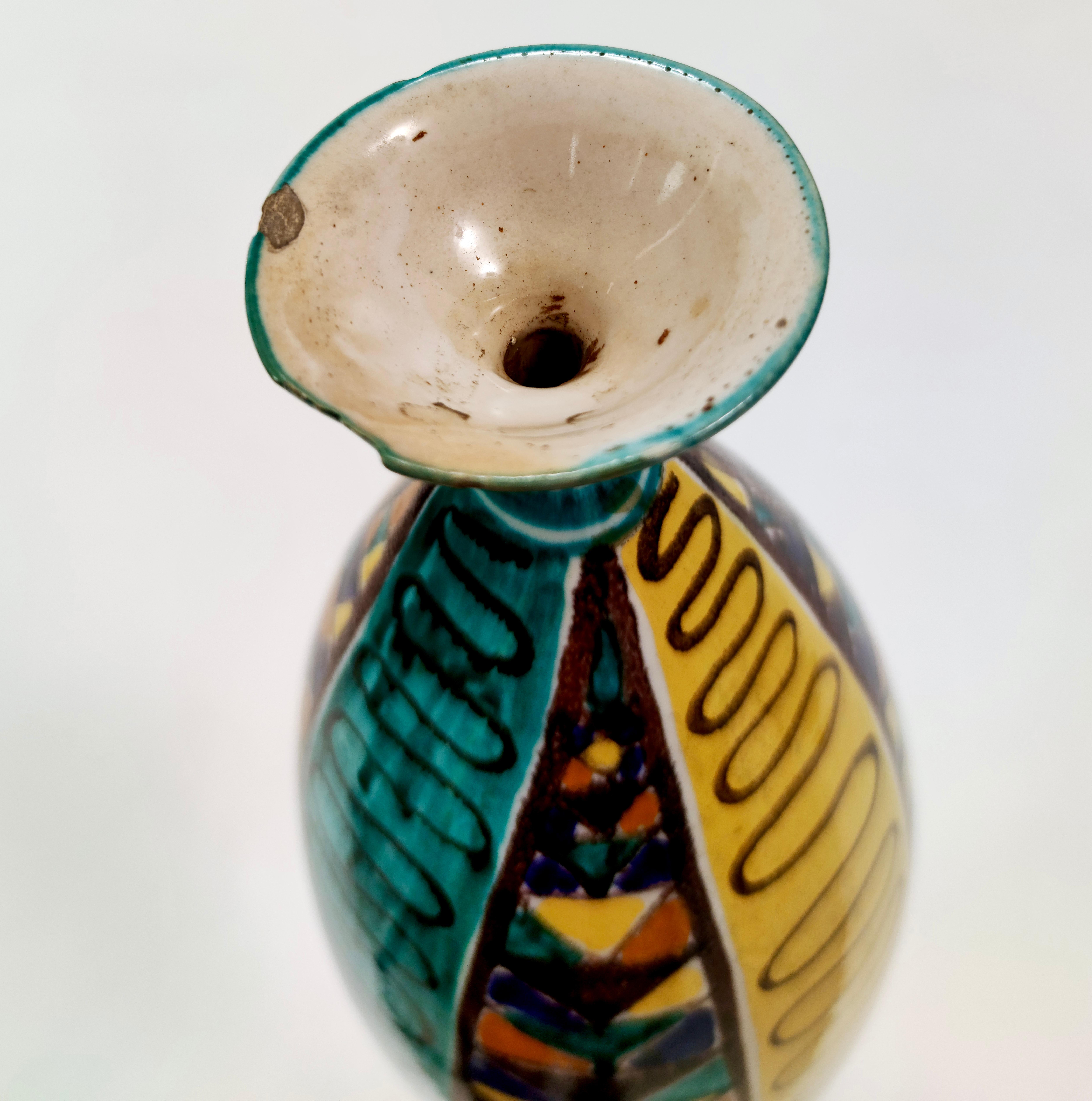 Mehrfarbige Vase aus lackierter Keramik im Vintage-Stil mit geometrischen Mustern, Italien im Angebot 1