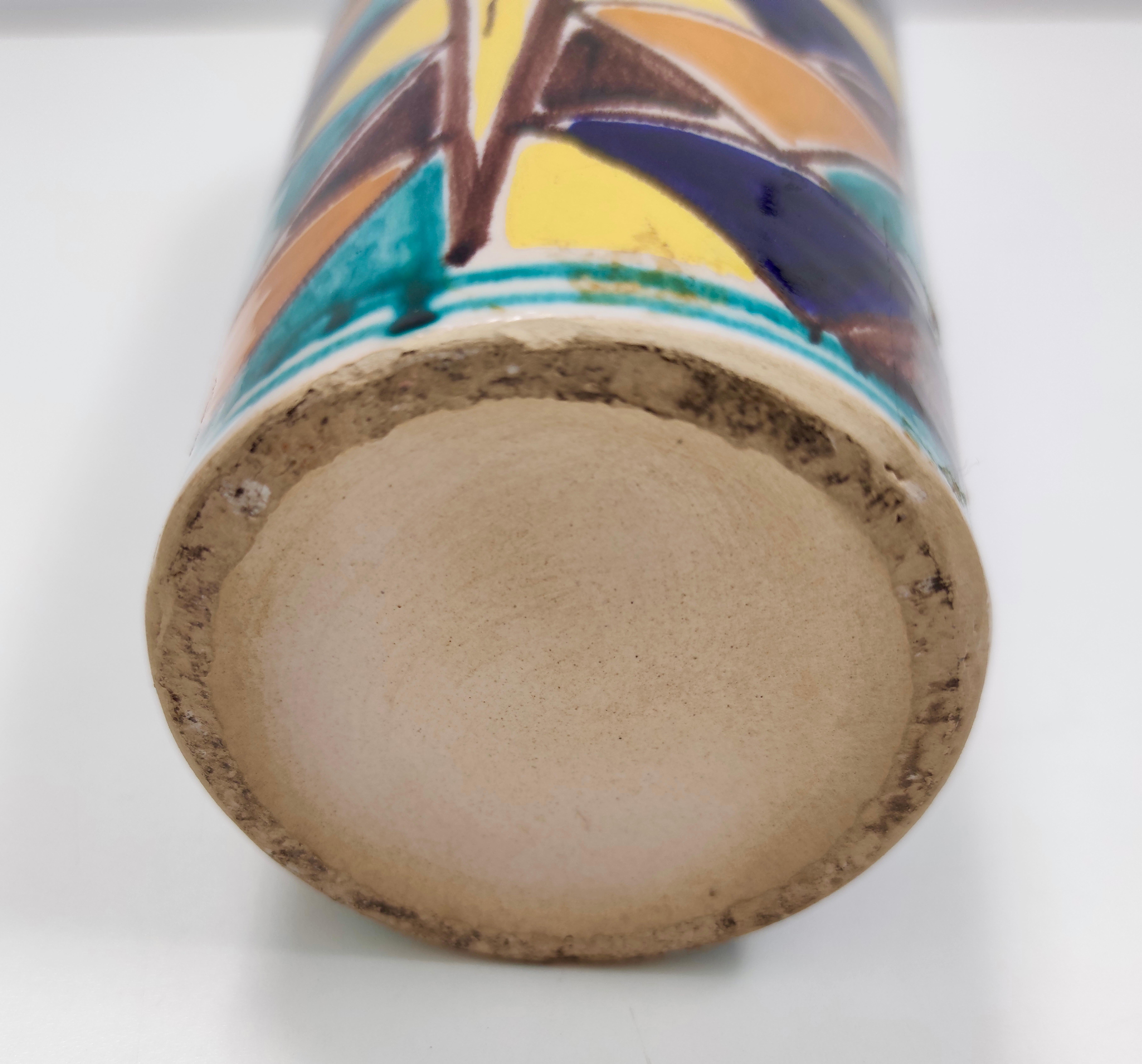 Mehrfarbige Vase aus lackierter Keramik im Vintage-Stil mit geometrischen Mustern, Italien im Angebot 2