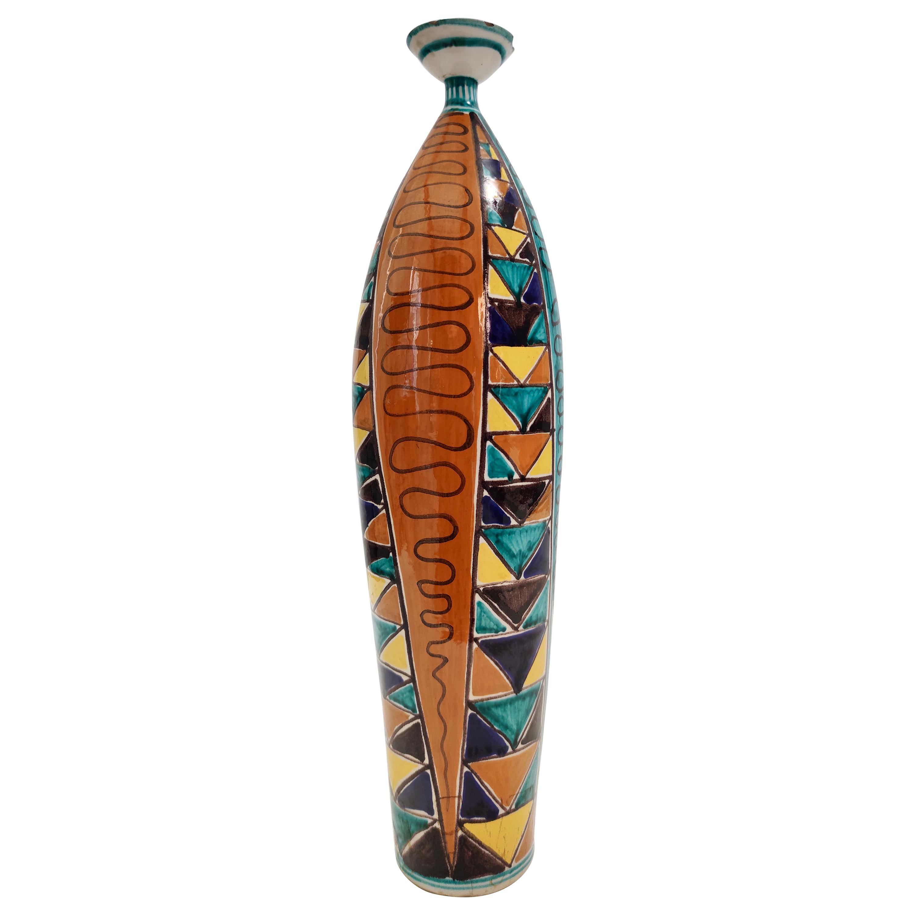 Mehrfarbige Vase aus lackierter Keramik im Vintage-Stil mit geometrischen Mustern, Italien im Angebot