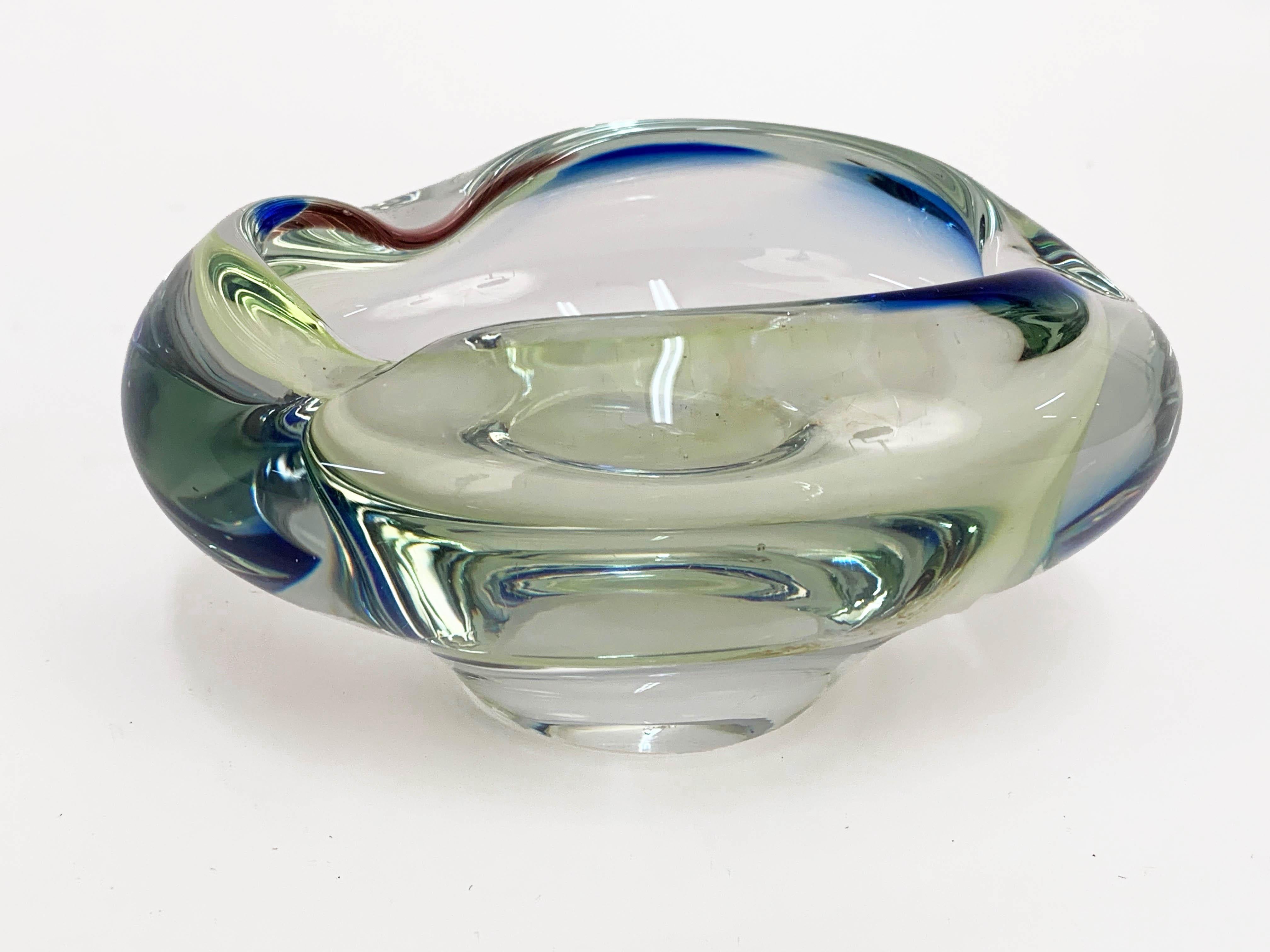 Wunderschöner mehrfarbiger Murano-Glasaschenbecher aus der Mitte des Jahrhunderts. Dieses wunderbare Stück wurde 1960 in Italien hergestellt.

Dieses Stück ist erstaunlich, denn es kann sowohl als Aschenbecher als auch als Schale verwendet werden,