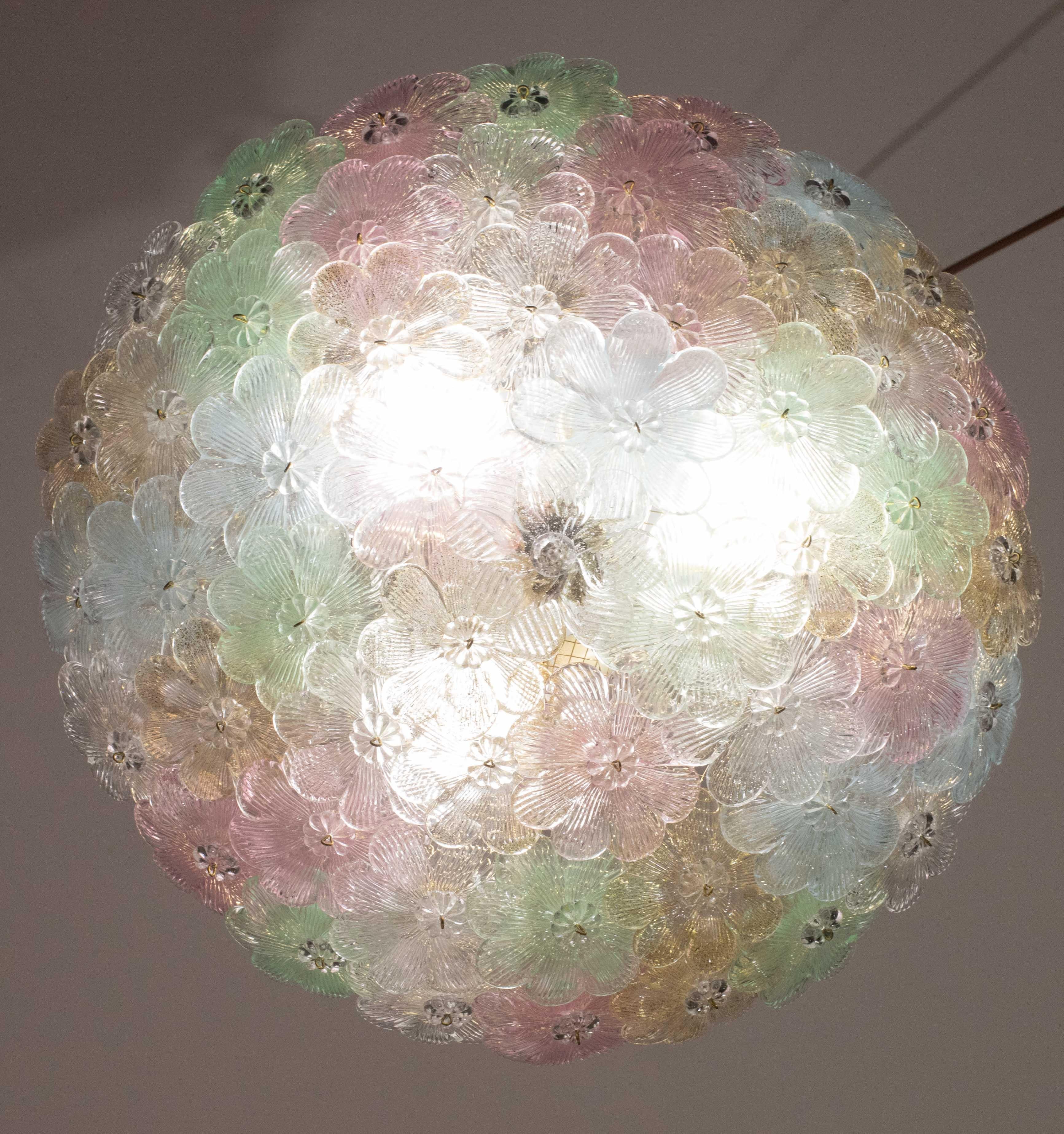 Graziosa lampada da soffitto a forma di albero con fiori in vetro di Murano
Fiori multicolore, rosa, oro, verde, blu e trasparenti.
L'apparecchio da incasso è composto da tanti fiori in prezioso vetro di Murano con inclusioni d'oro. Un lavoro