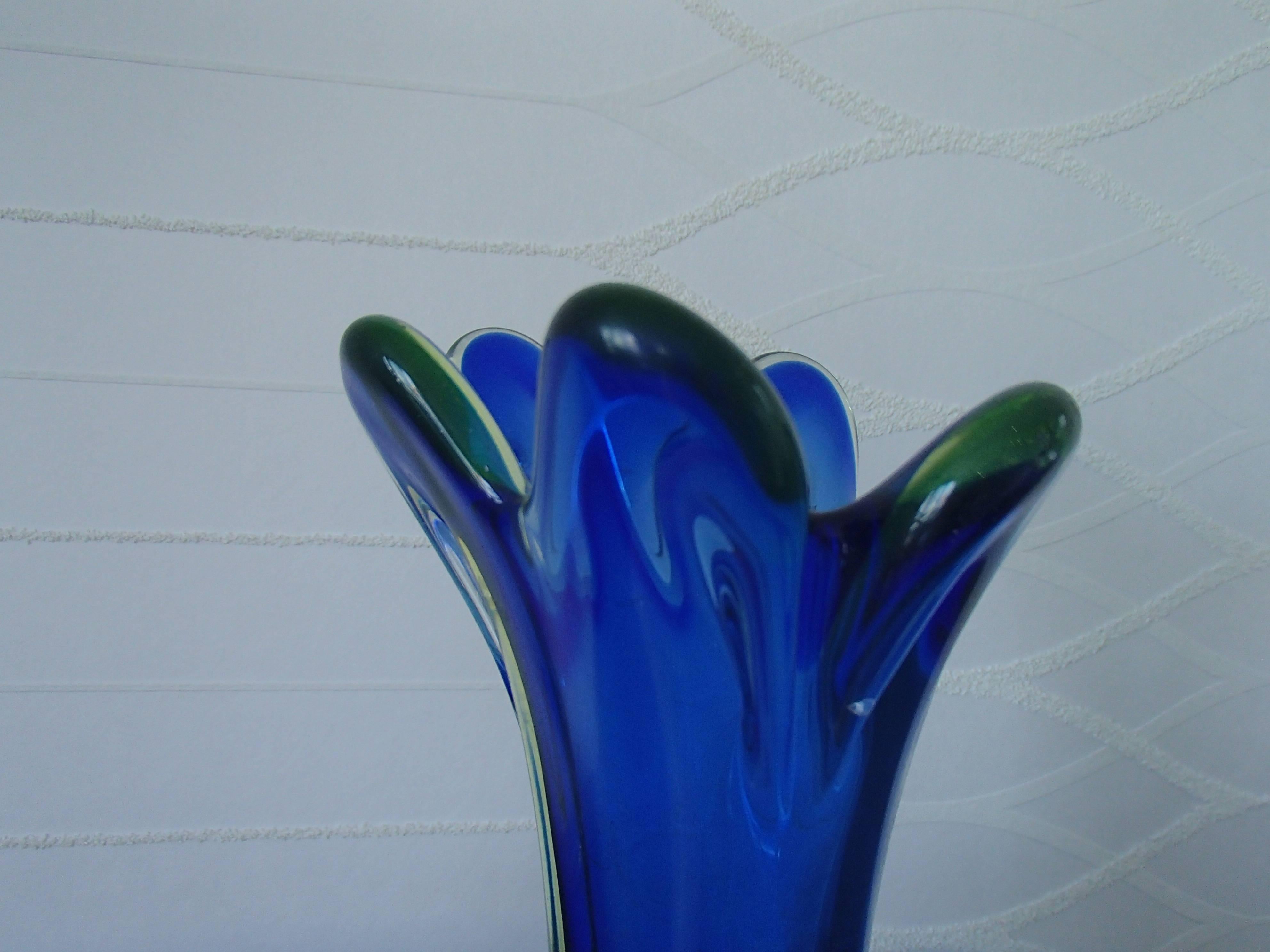 Vase de Murano bleu et vert du milieu du siècle dernier Bon état à Schöfflisdorf, CH