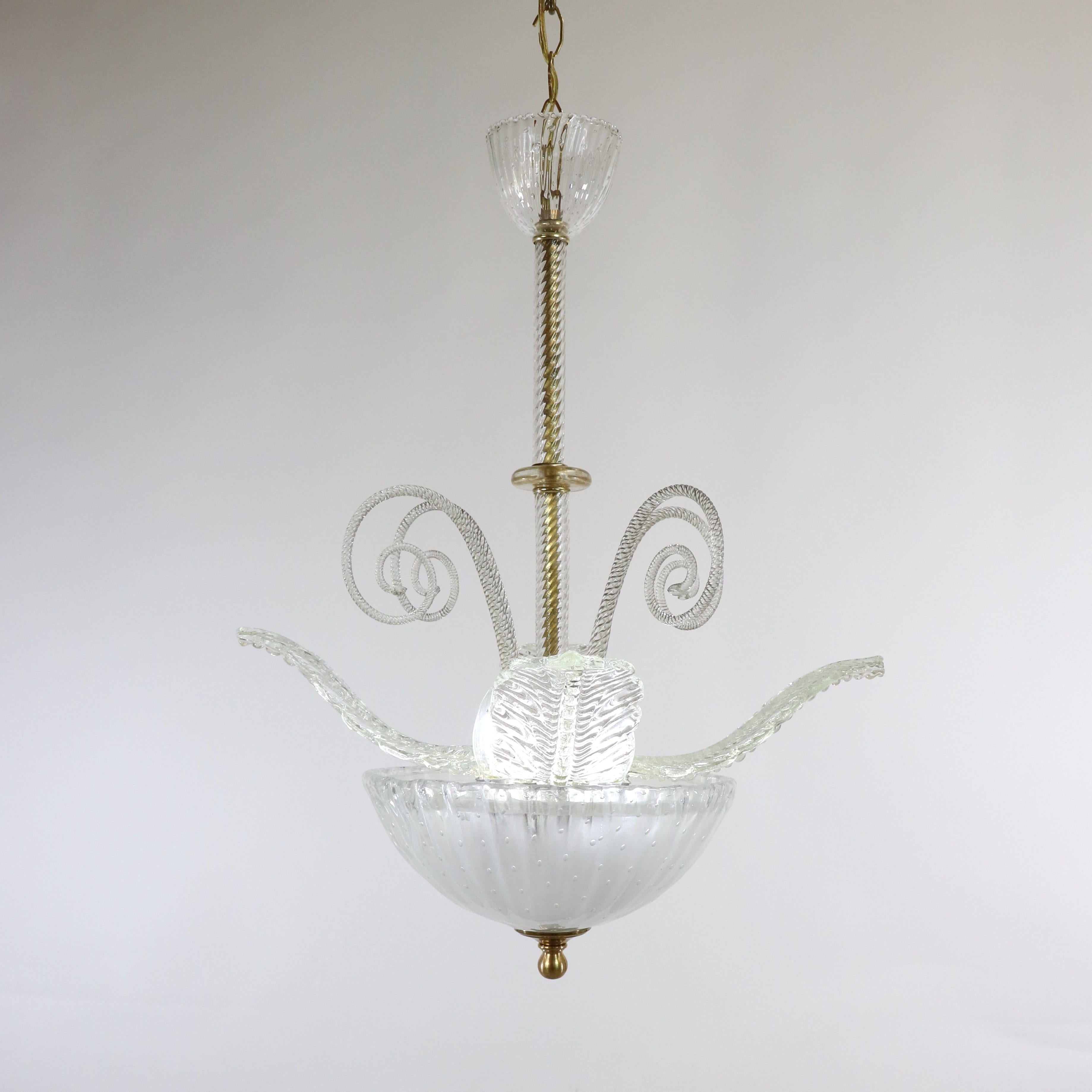 Scopri la grandezza storica di questo lampadario di Murano in cristallo, caratterizzato da quattro elementi a fronda e da lunghe decorazioni a spirale che emanano dalla vasca centrale. Il design di questo lampadario è stato sviluppato sulla base di