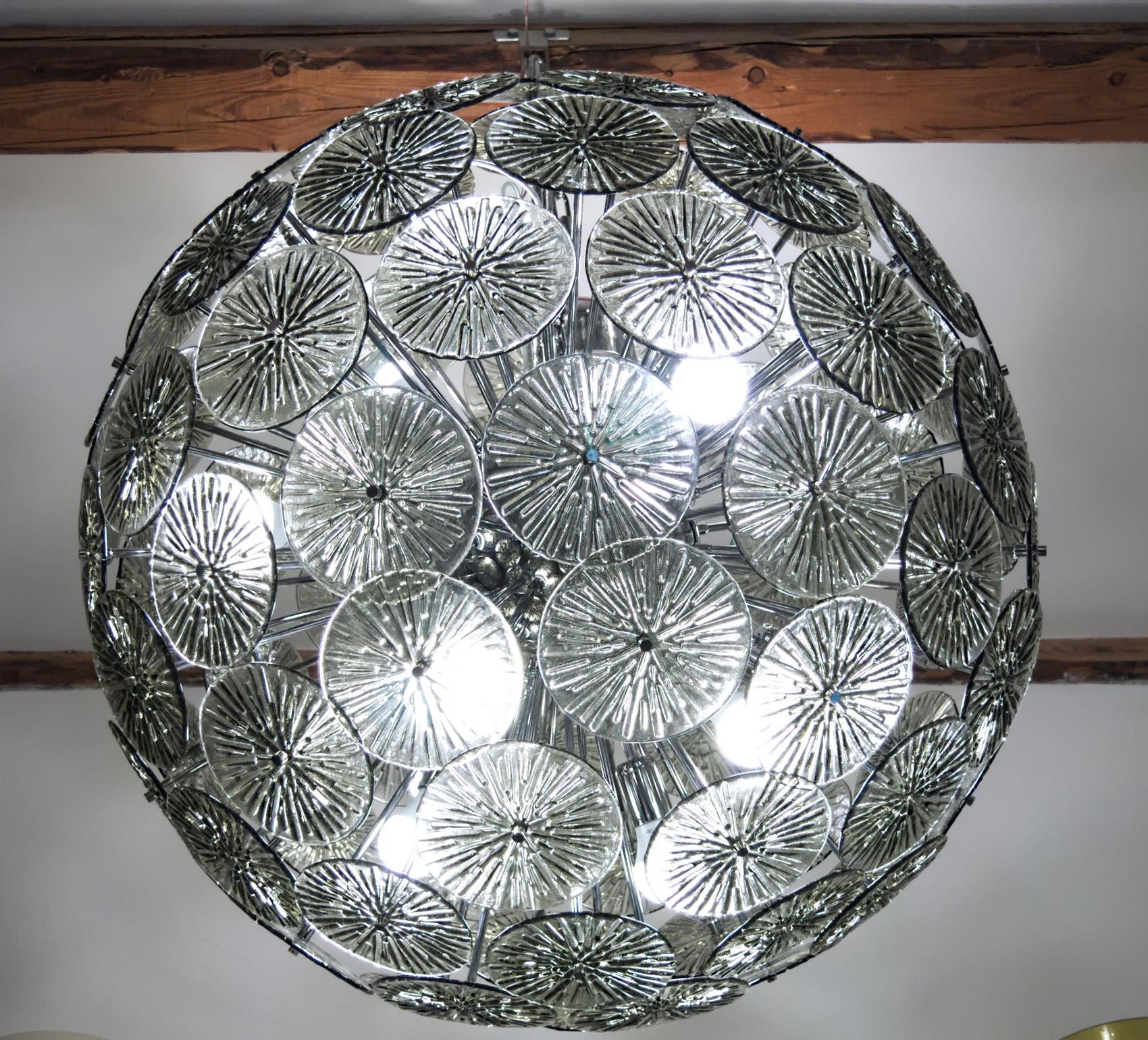 Midcentury Murano Dandelion Sputnik Chandelier Gray Glass Discs Chrome Hardware In Good Condition In Tavarnelle val di Pesa, Florence