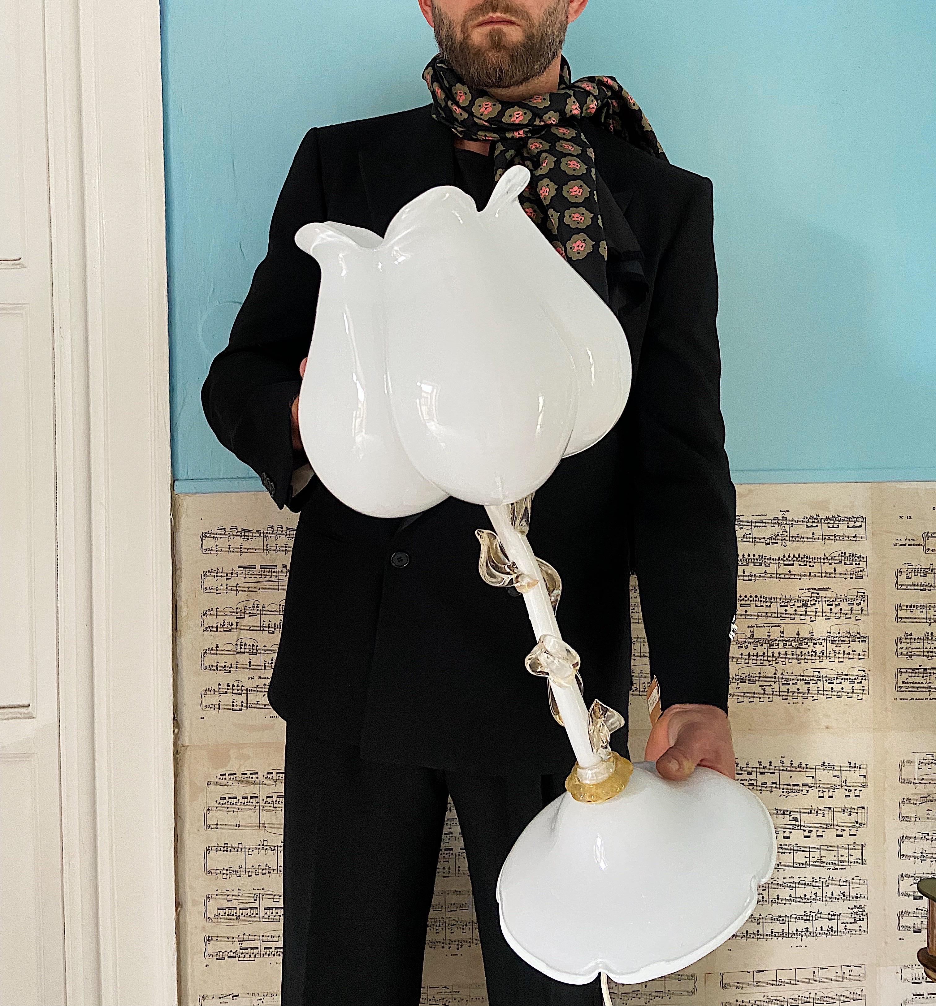 Étonnante lampe de table en verre de Murano attribuée à Vetri Murano, années 1980.
Une pièce unique qui embellira n'importe quelle chambre.

Détails
Créateur : Murano
Dimensions : hauteur : 57 cm, diamètre : 27 cm
Matériaux et techniques :