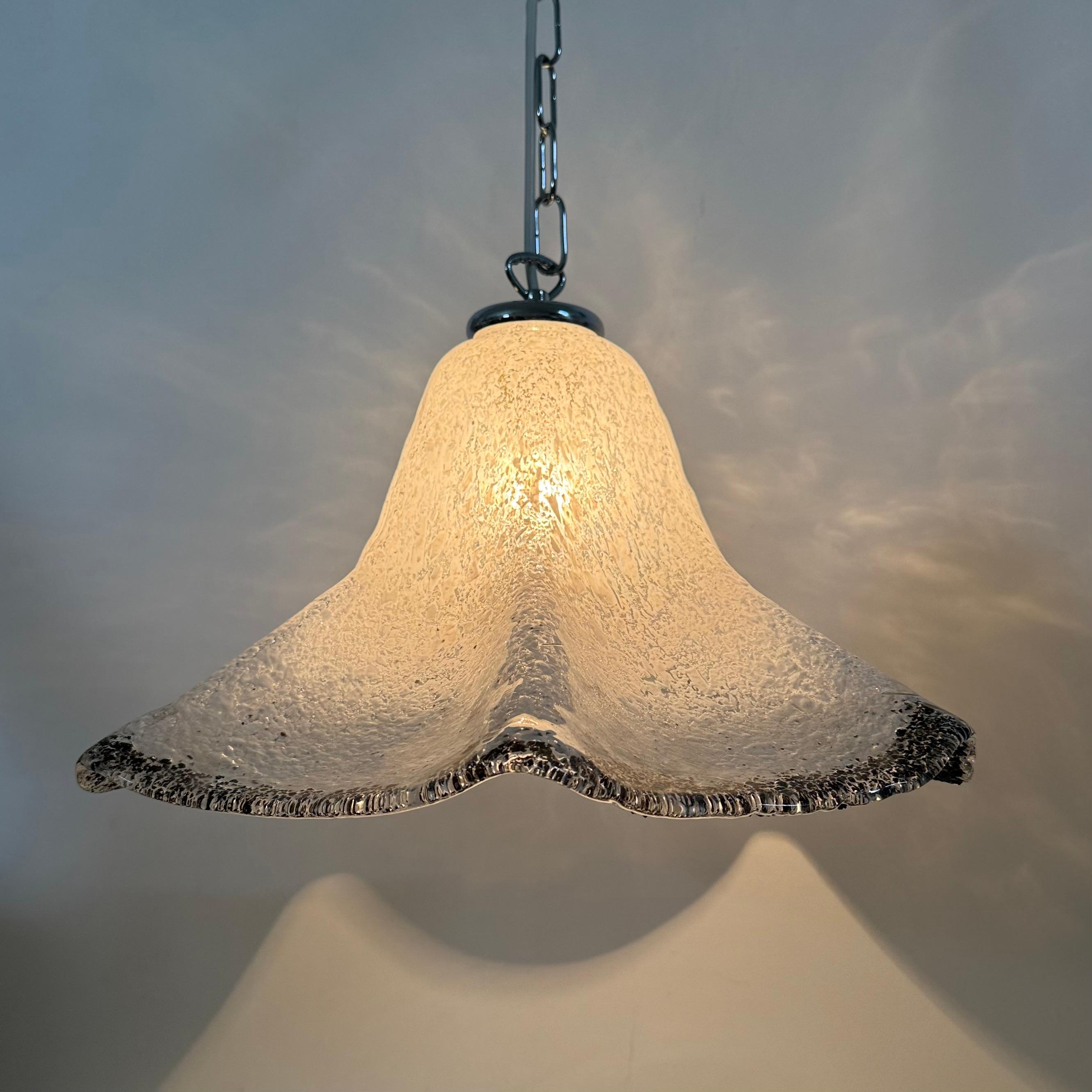 Mid-Century moderno Lampada a sospensione in vetro di Murano del Medioevo di Mazzega Murano , anni '70 in vendita