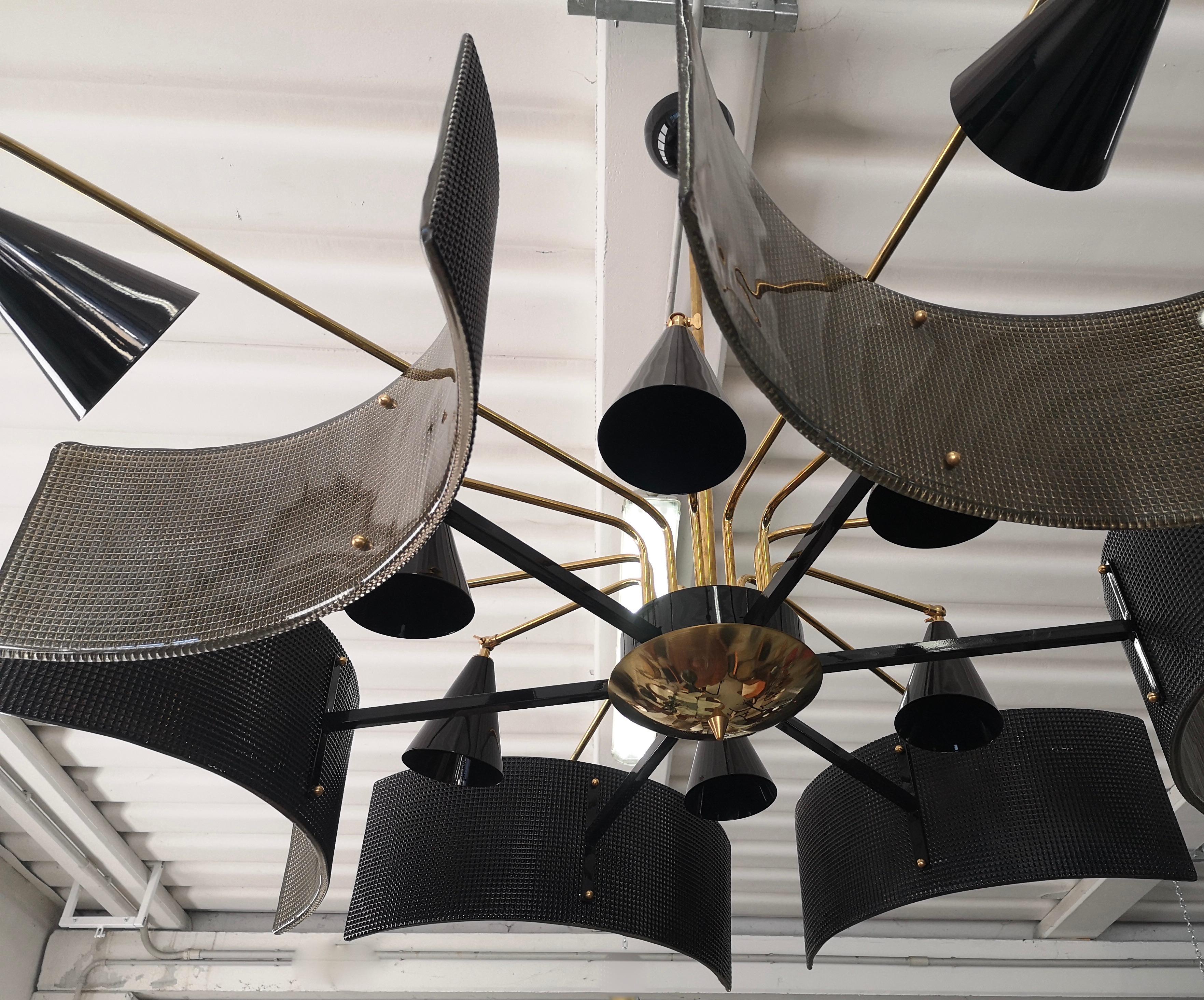 Laiton Lustre et pendentif du milieu du siècle en verre noir et laiton de Murano, 2020 en vente