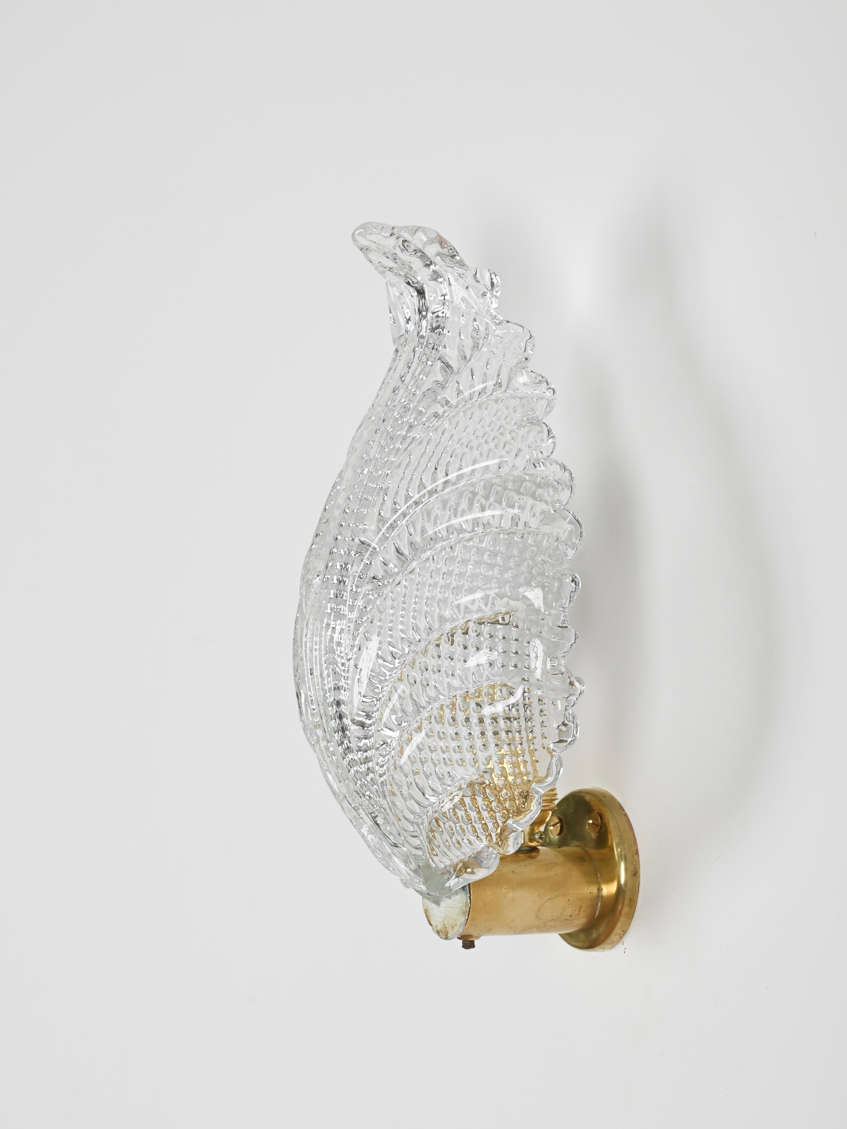Wandleuchter aus Muranoglas und Messingblättern von Barovier, Italien 1950er Jahre im Zustand „Gut“ im Angebot in Roma, IT