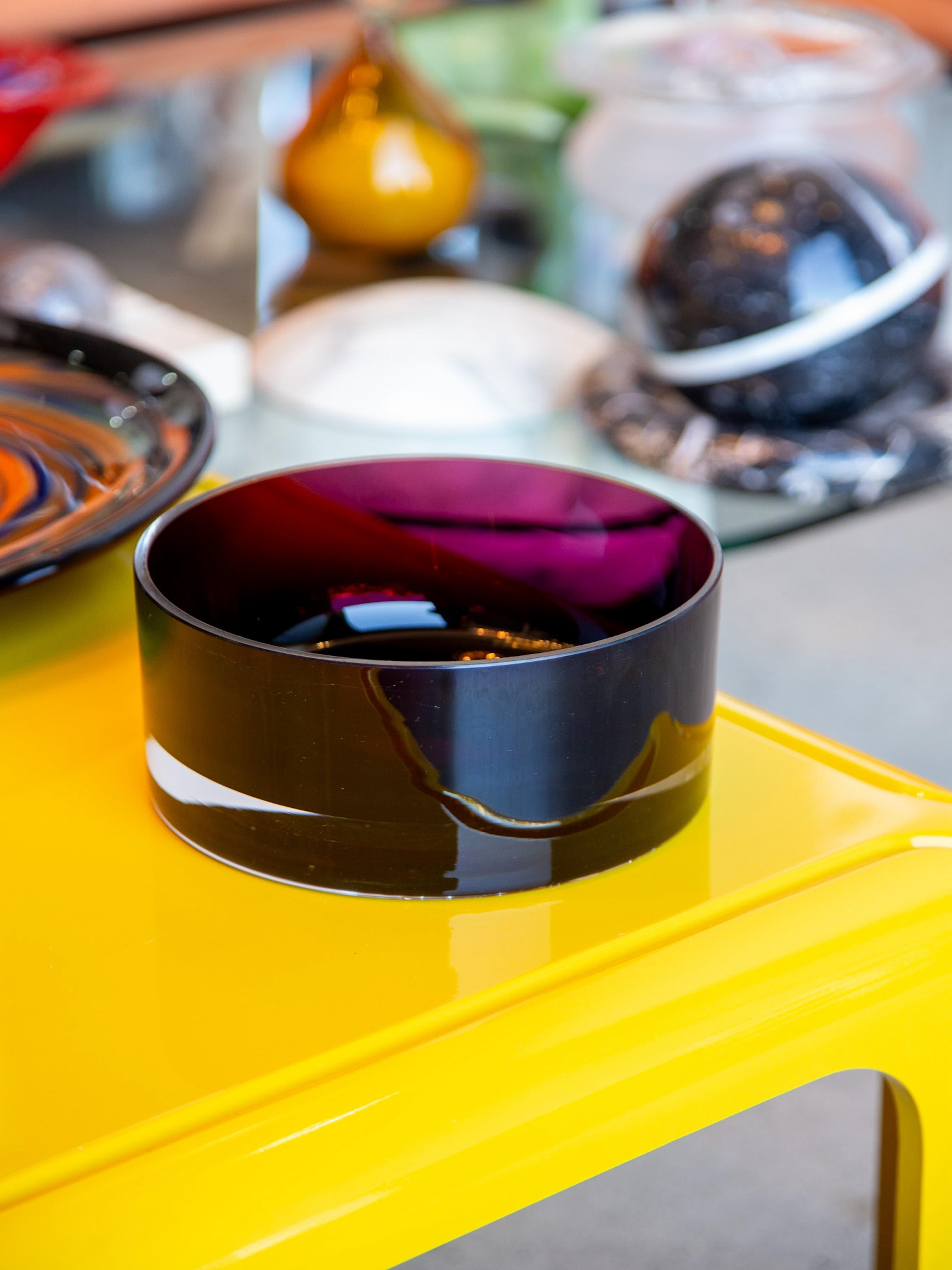 Questa ciotola è adatta sia come centrotavola funzionale che come elemento d'arredo scultoreo. L'intensa colorazione abbinata alla sottile trasparenza del vetro di Murano lo rende ideale per gli interni moderni o per i collezionisti di vetro