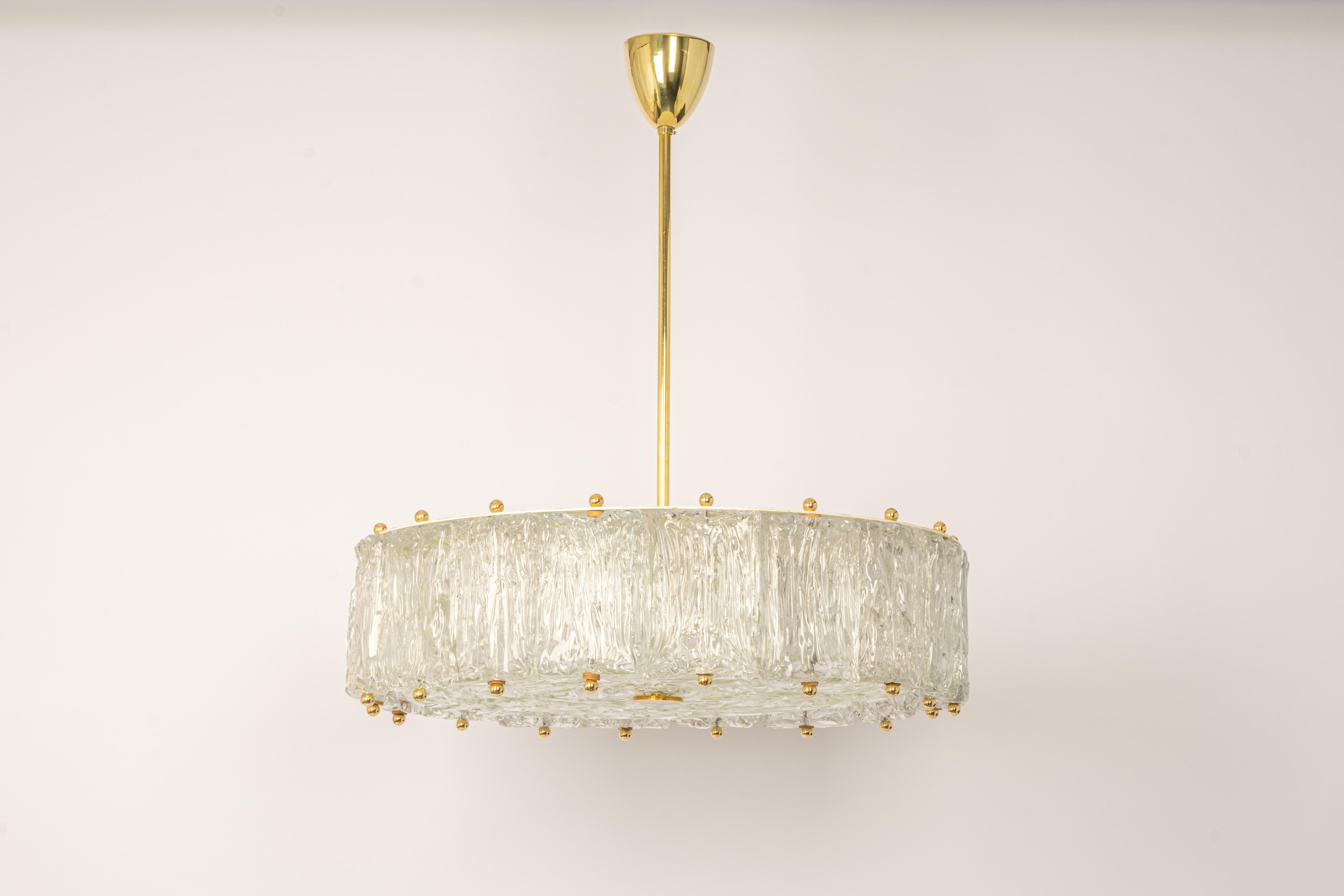 Mid-Century Murano glass chandelier by Barovier & Toso, Italy, 1960s
Very good condition.

High quality and in very good condition. Cleaned, well-wired, and ready to use.

The fixture requires 12 x E14 standard bulbs with 40W max each
Light