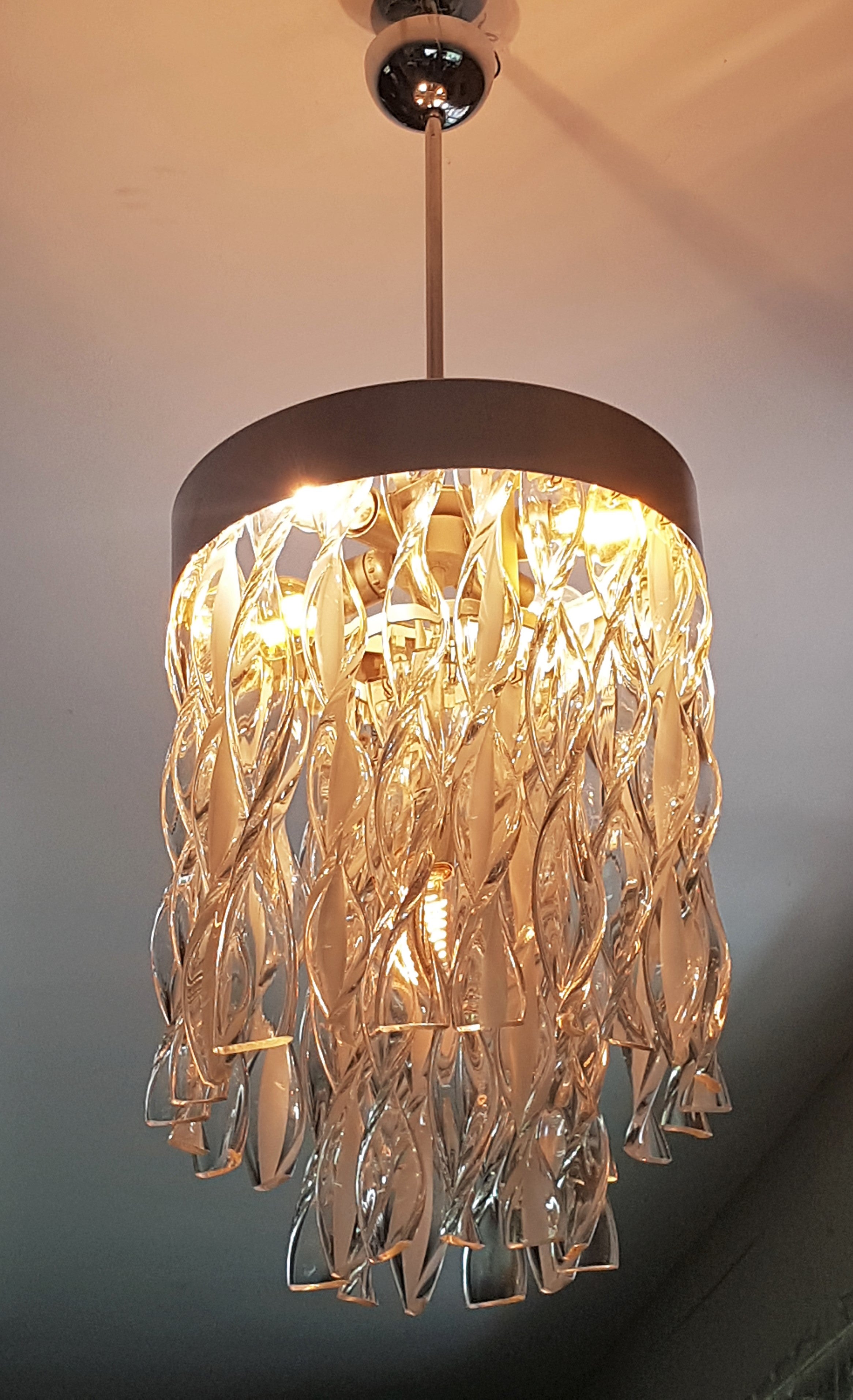 Lampadario in vetro e cromo di Mazzega Murano, Italia 1965.

vetro ritorto con intarsi bianchi.

5x prese e27