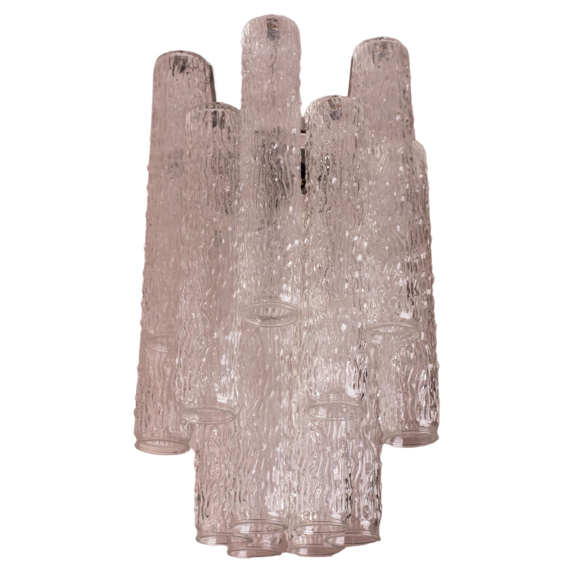 Eleganter Kronleuchter aus Murano-Glas, hergestellt in Italien in den 1960er Jahren. Designer Toni Zuccheri für Venini & Co. Venini & Co. 
Es besteht aus 18 Teilen. 
Die Länge eines Stücks beträgt 30 cm. 
Die Leuchte kann eine e27- und zwei