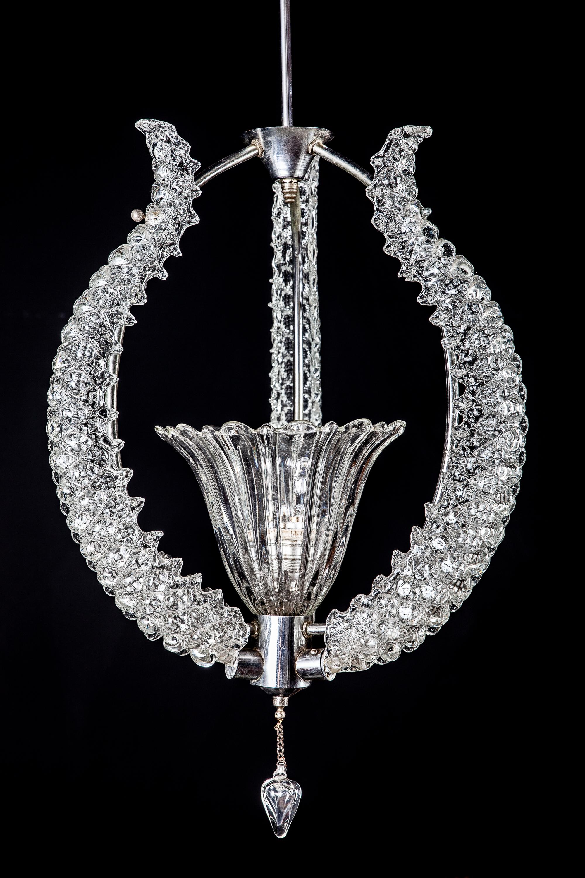 Amazing chandelier with three precious Murano glass leaves supported by a chrome frame.
   