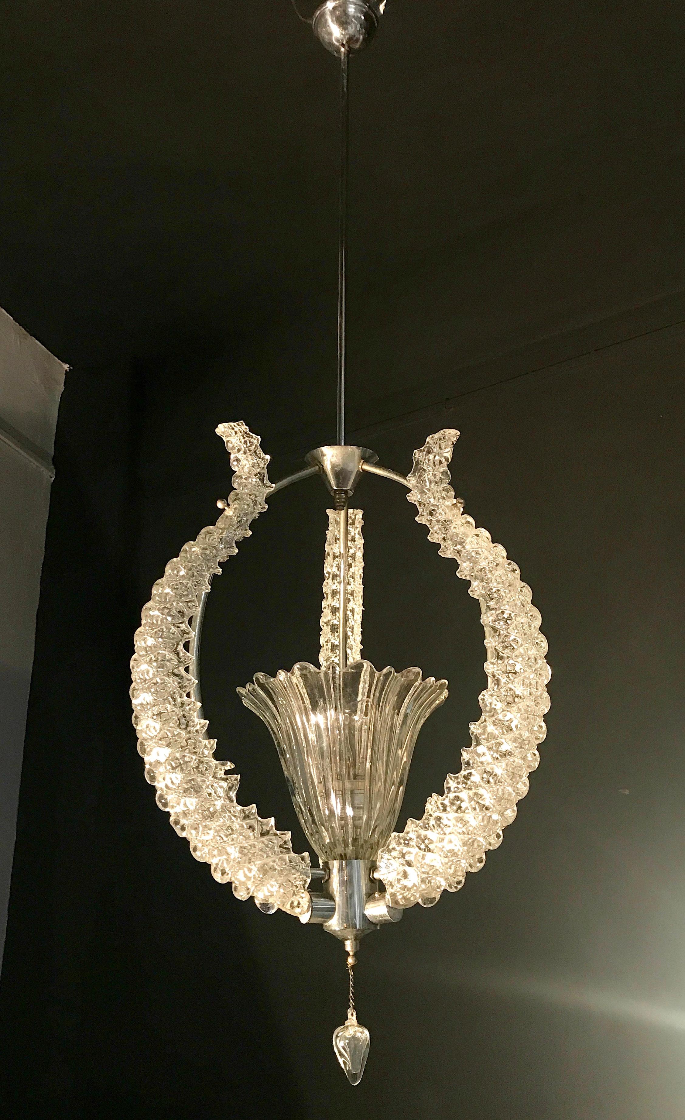 Amazing chandelier with three precious Murano glass leaves supported by a chrome frame.
   