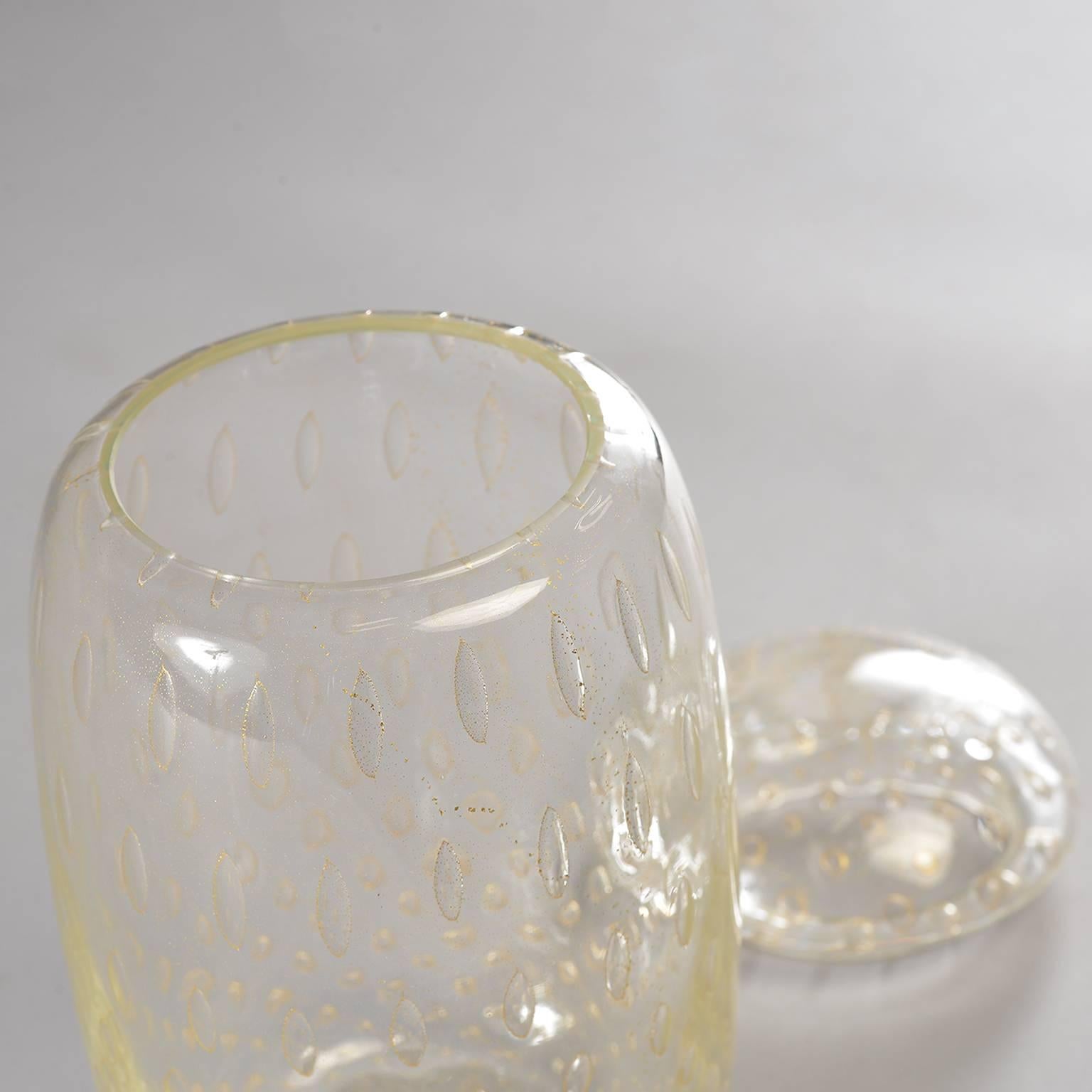 italien Vase à couvercle en verre de Murano du milieu du siècle dernier avec inclusions d'or en vente