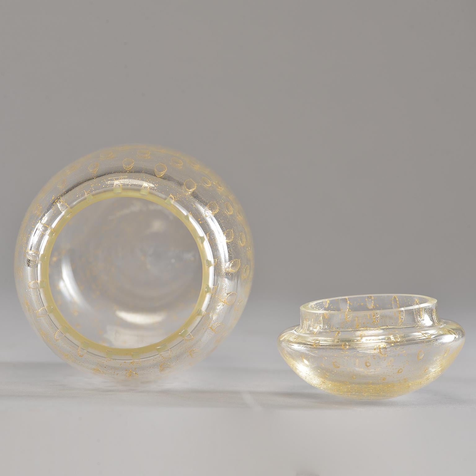Vase à couvercle en verre de Murano du milieu du siècle dernier avec inclusions d'or Excellent état - En vente à Troy, MI