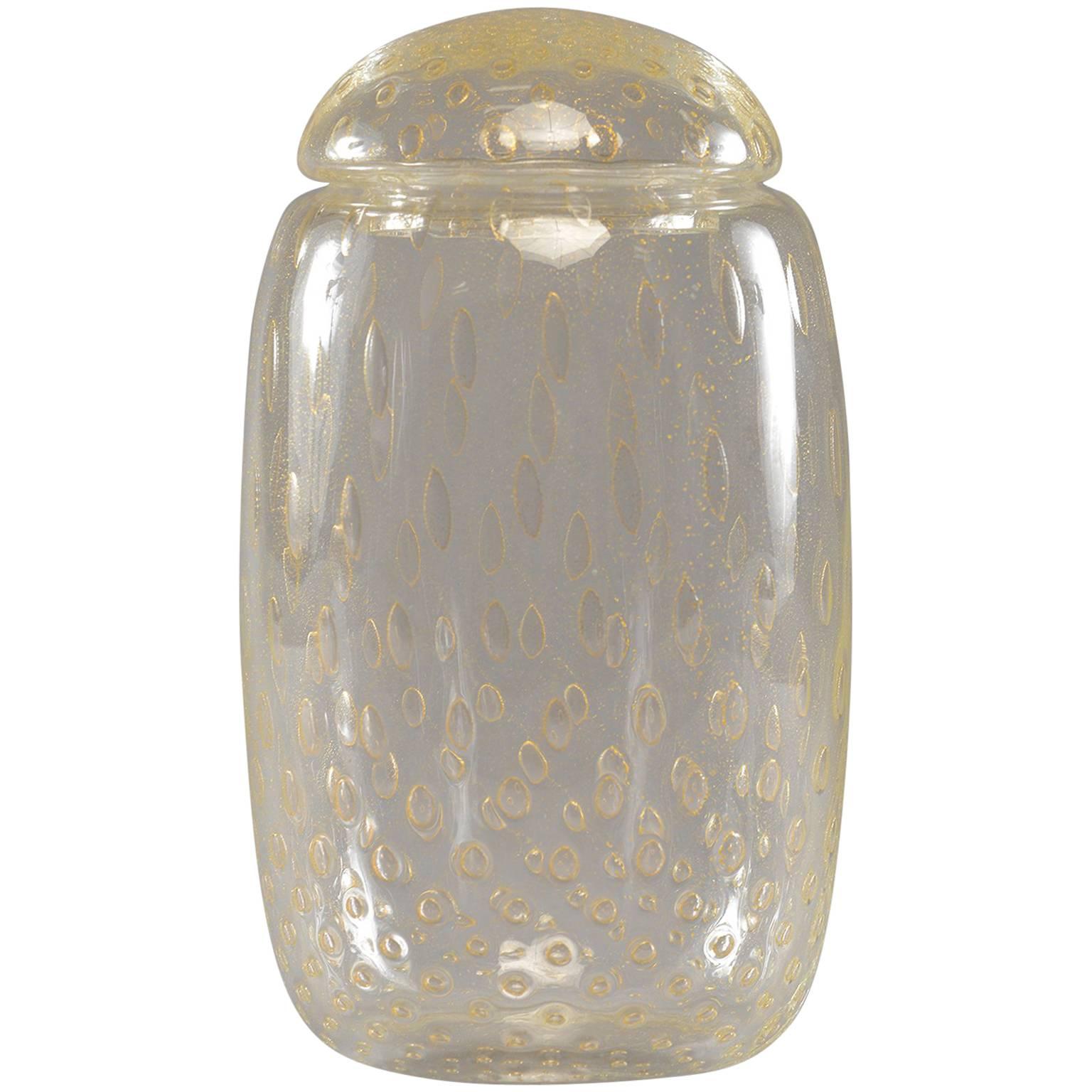 Vase à couvercle en verre de Murano du milieu du siècle dernier avec inclusions d'or en vente