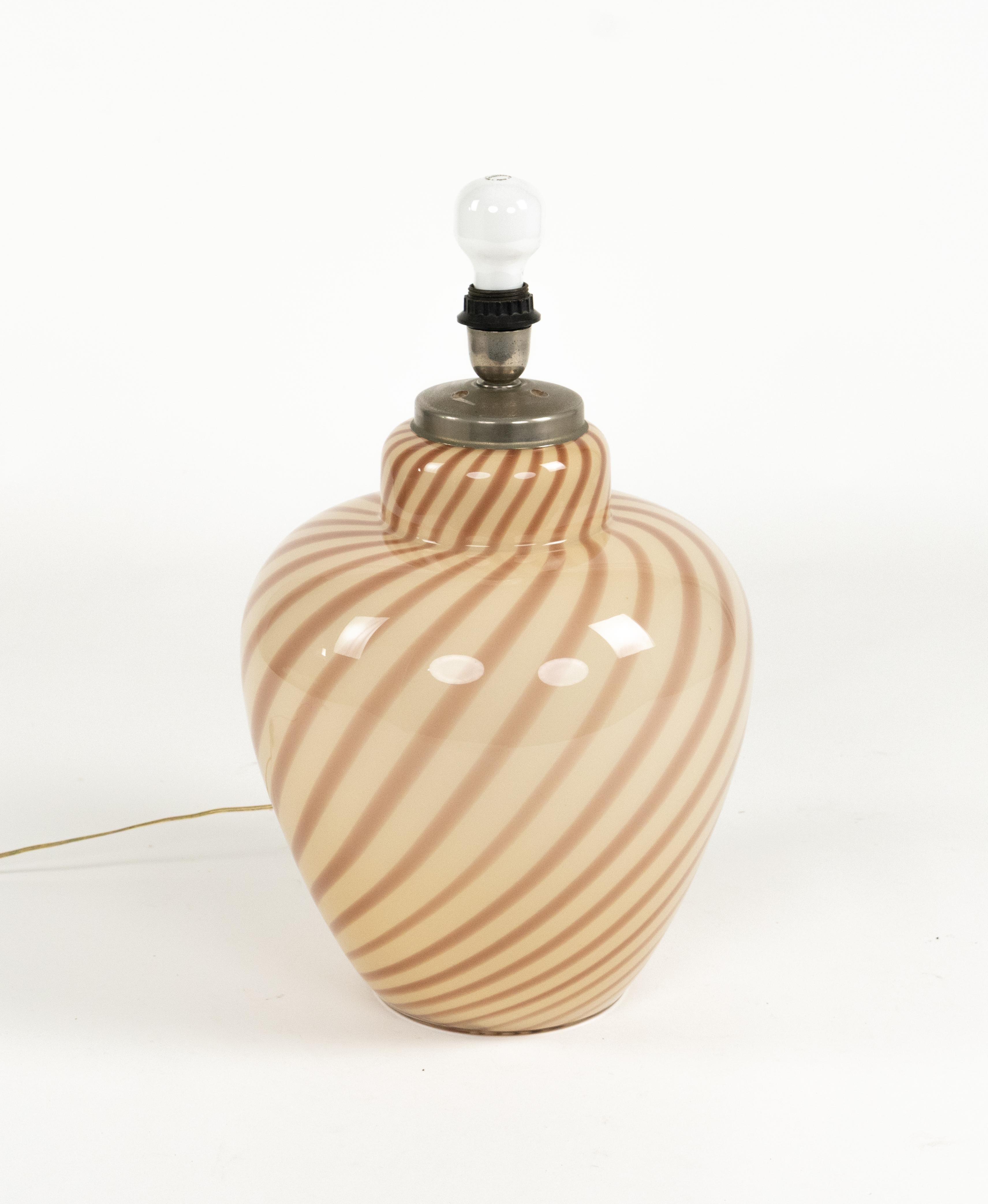 Magnifique lampe de table du milieu du siècle dernier en verre de Murano et métal par Tommaso Barbi.

Fabriqué en Italie dans les années 1970.

Une belle lampe qui fonctionne parfaitement mais surtout qui offre un impact visuel étonnant dans toutes