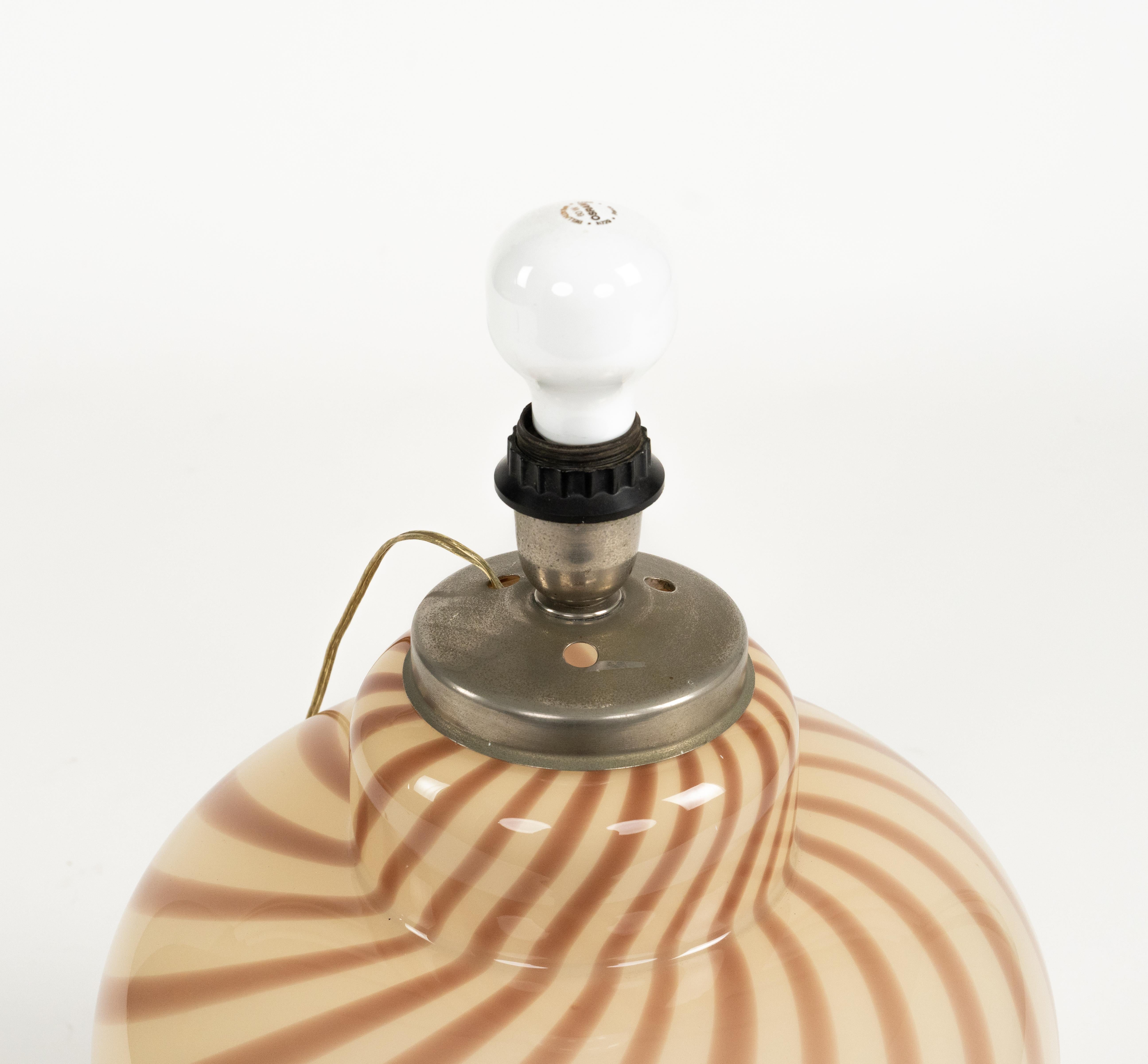Lampe de table en verre de Murano du milieu du siècle par Tommaso Barbi, Italie, années 1970 en vente 1