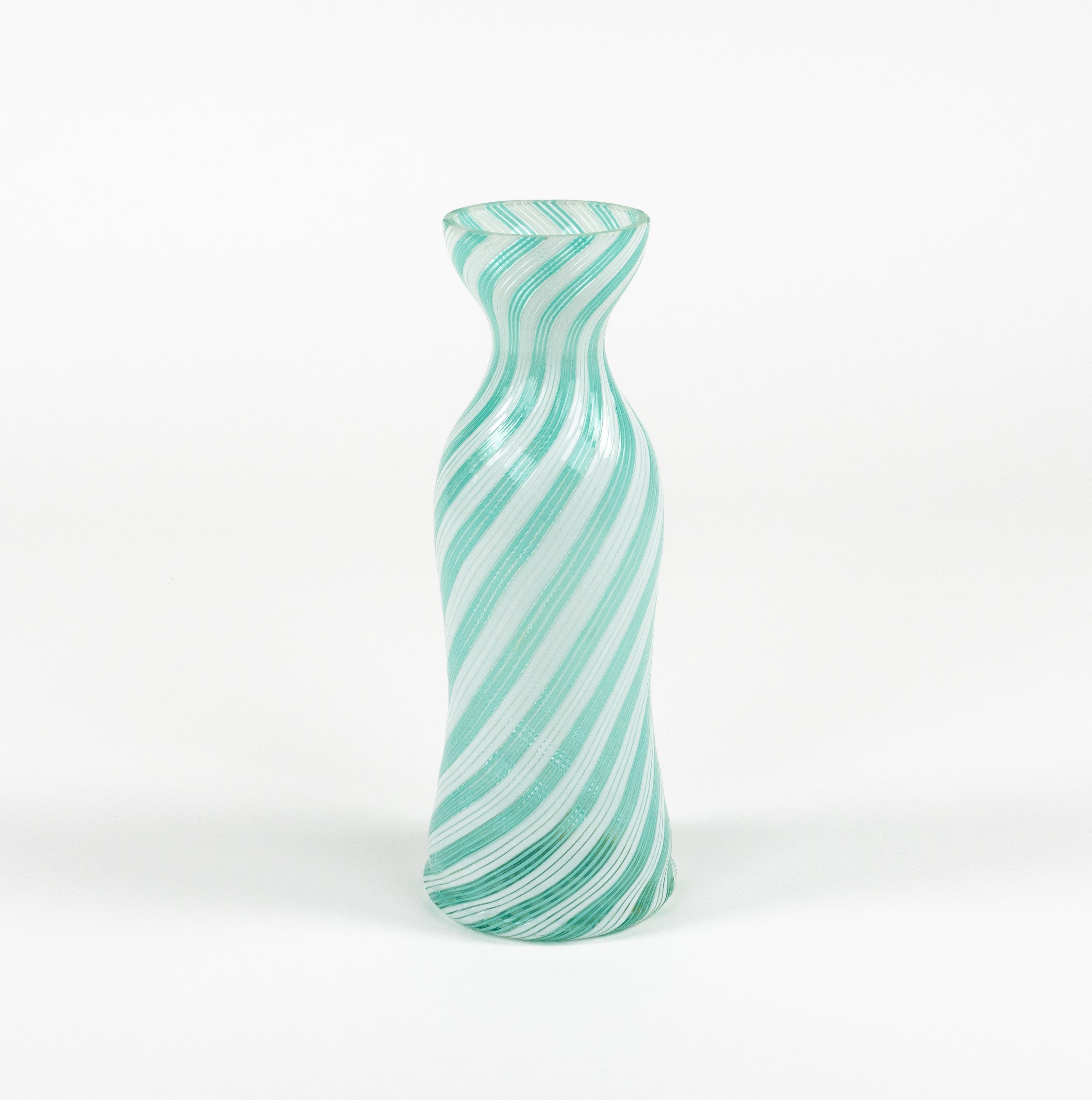 Midcentury amazing murano glass vase by Dino Martens for Aureliano Toso.

Made in Italy in the 1950s.

The model is listed as No. 6049, technique is called 