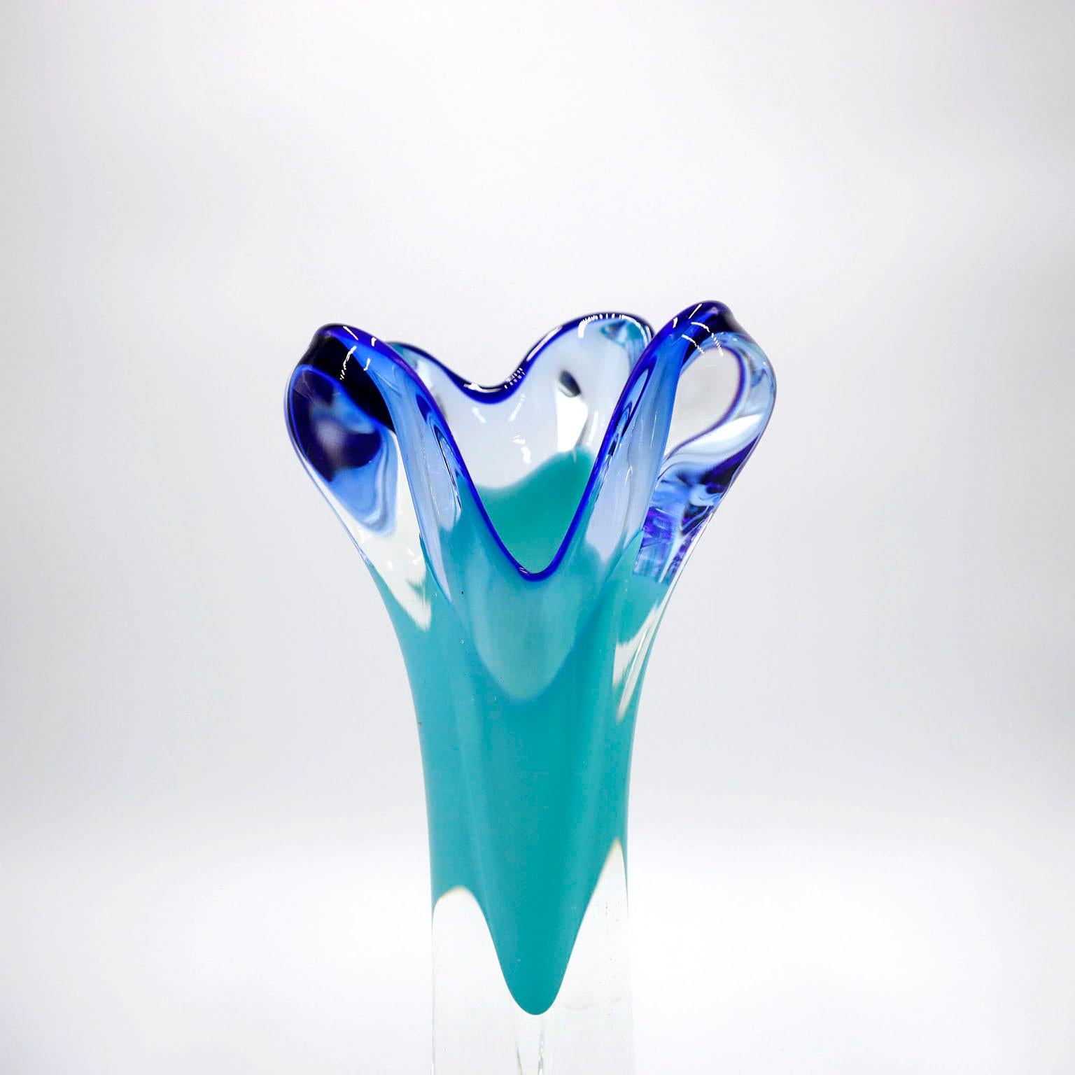 CIRCA 1960 Wir bieten diese seltene elegante Vase aus mundgeblasenem Glas an, die in Italien hergestellt wurde. Die Vase weist wunderbare Formen, Gestalten und unterschiedliche Farbnuancen auf. Dieser kunstvolle Tisch kann auf dem Esstisch, im