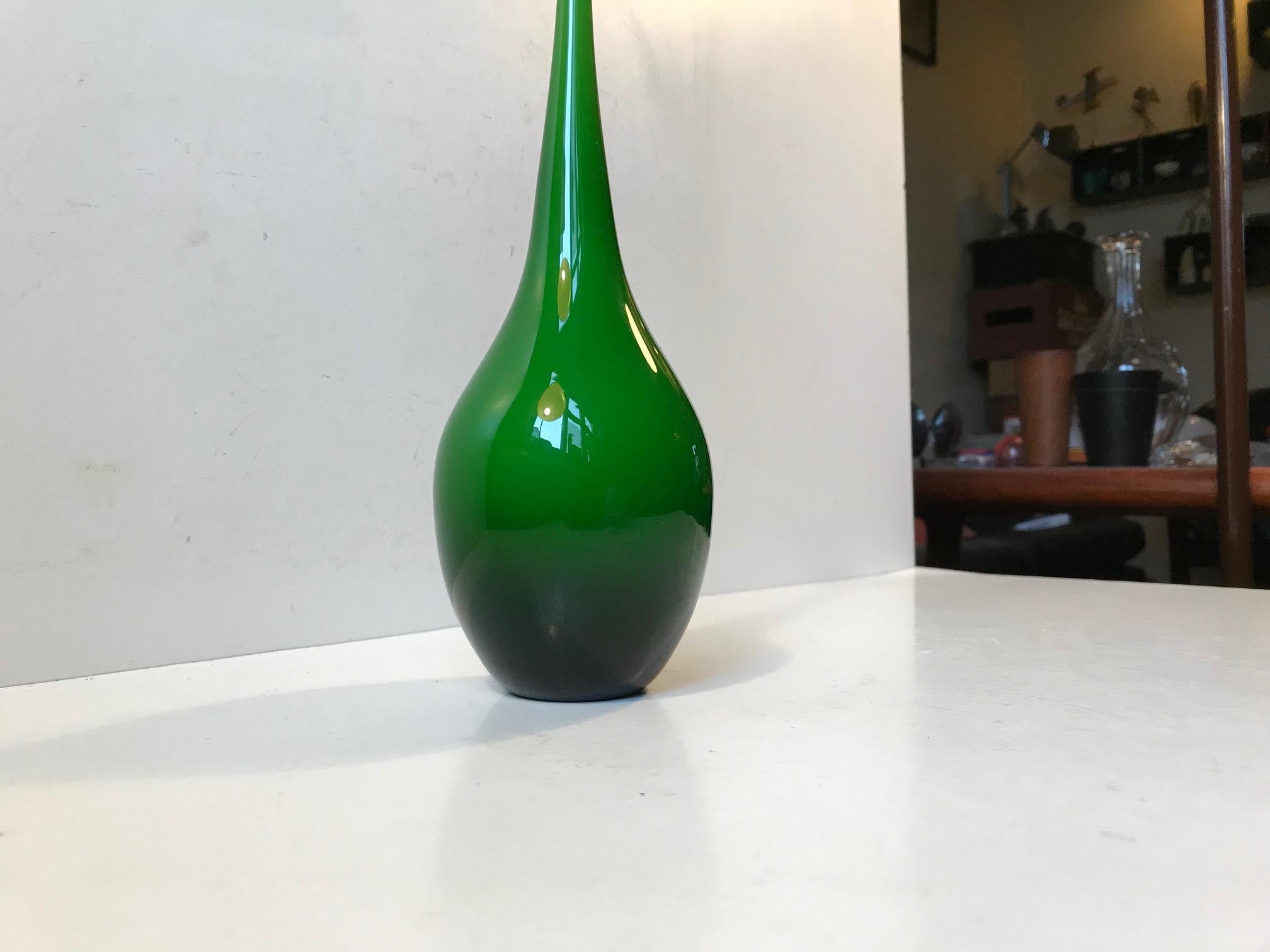 Mid-Century Modern Vase en verre vert à long col de Murano du milieu du siècle dernier en vente