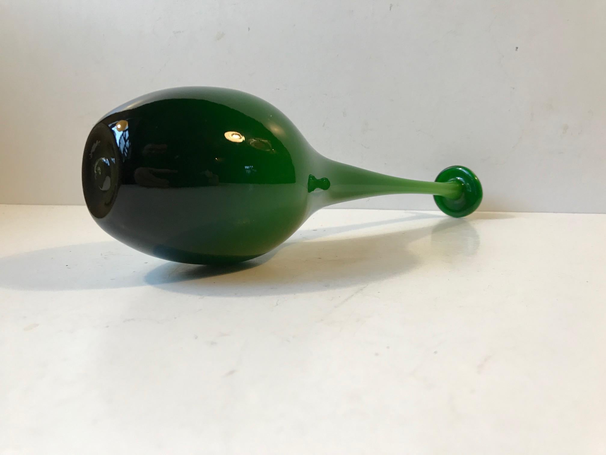 italien Vase en verre vert à long col de Murano du milieu du siècle dernier en vente