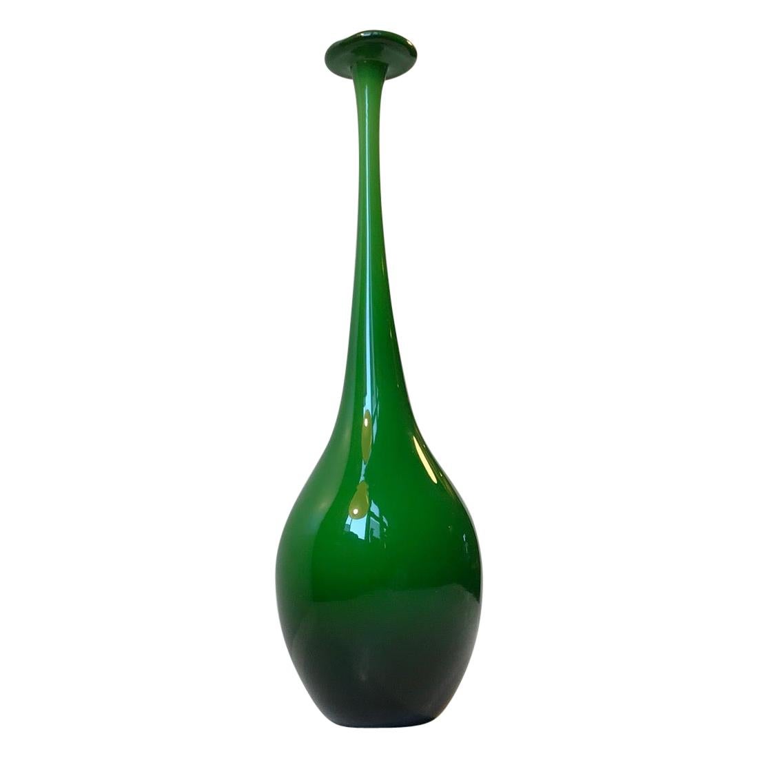 Vase en verre vert à long col de Murano du milieu du siècle dernier en vente