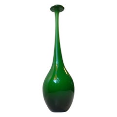 Vase en verre vert à long col de Murano du milieu du siècle dernier