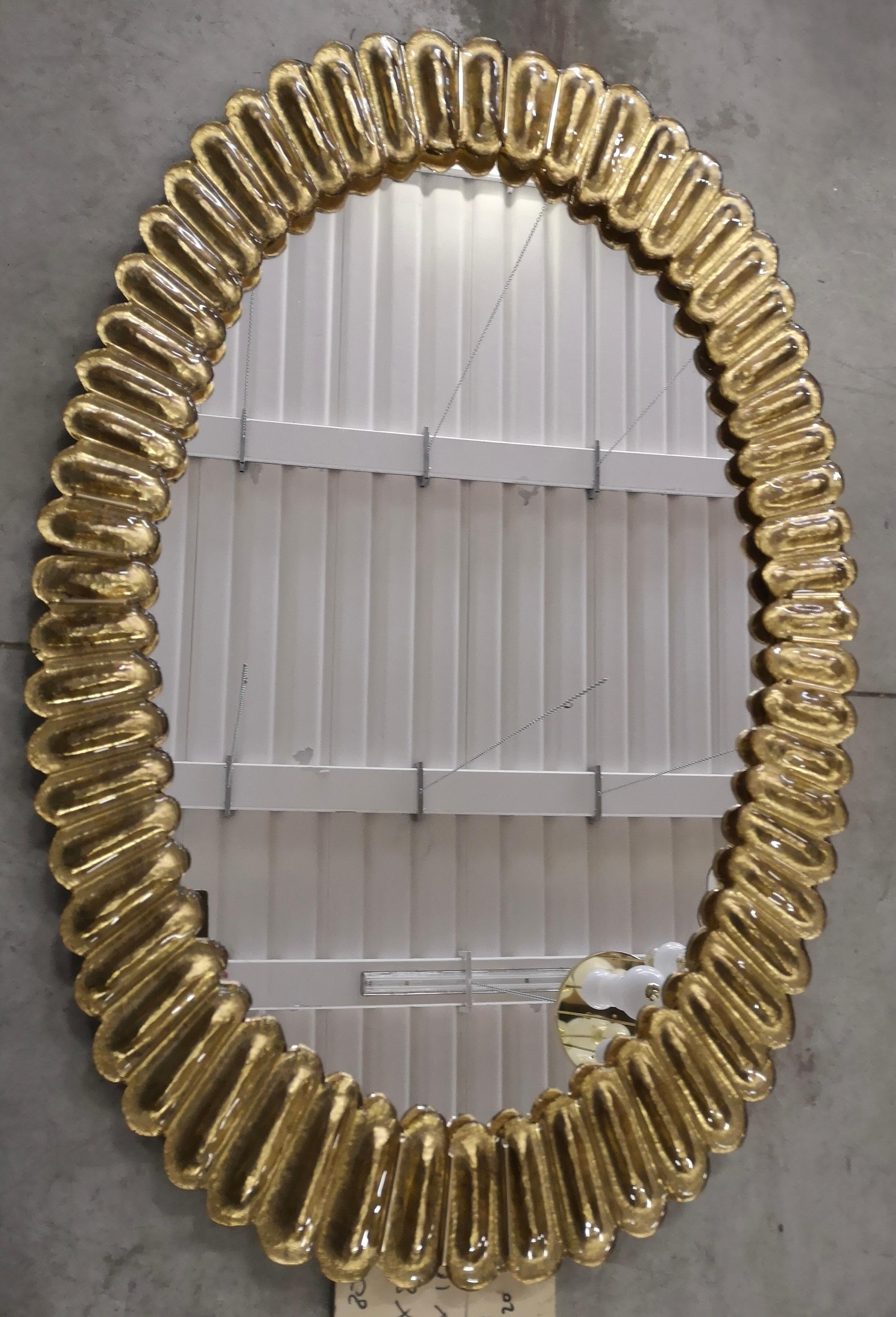 Miroir mural italien ovale en verre d'art doré de Murano et laiton, 2000 en vente 1