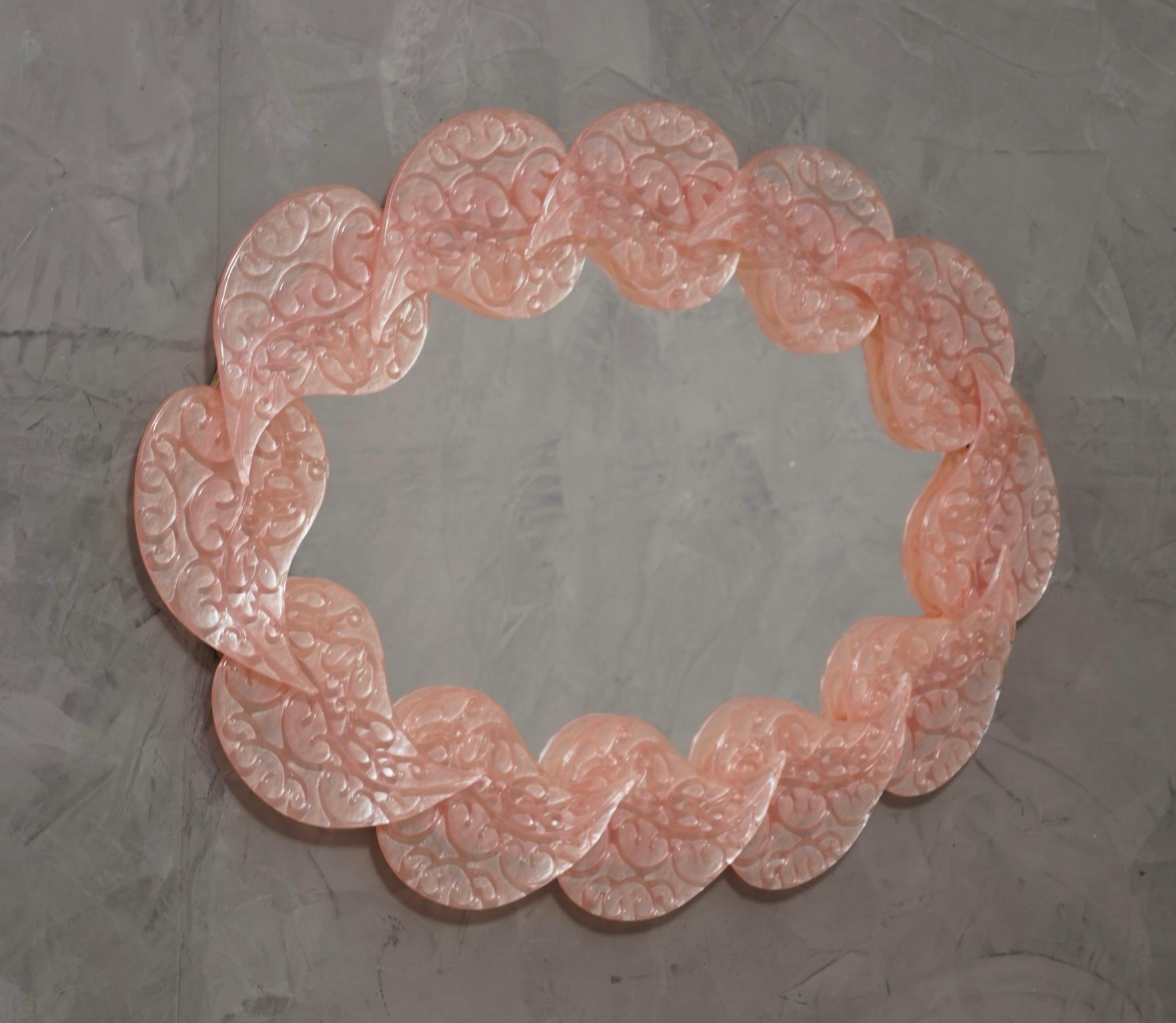 Splendido specchio in vetro di Murano rosa fiammante. Uno specchio che da solo arreda la tua casa.

Lo specchio ha una struttura posteriore in legno, su cui sono montate una serie di foglie in vetro di Murano a formare un ovale come si vede nella
