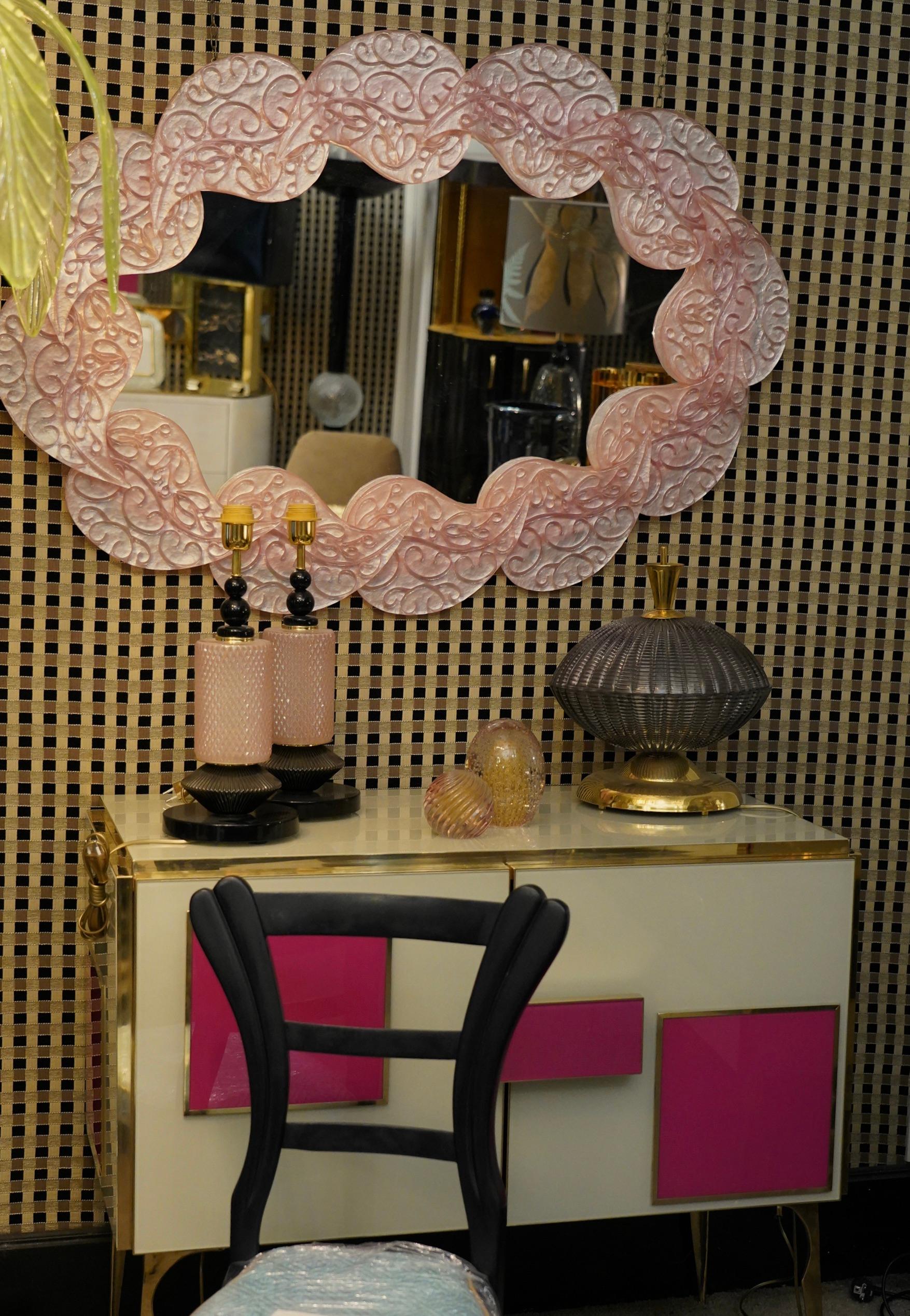 Mid-Century moderno Specchio da parete ovale in vetro artistico rosa e ottone di Murano del 2000 in vendita