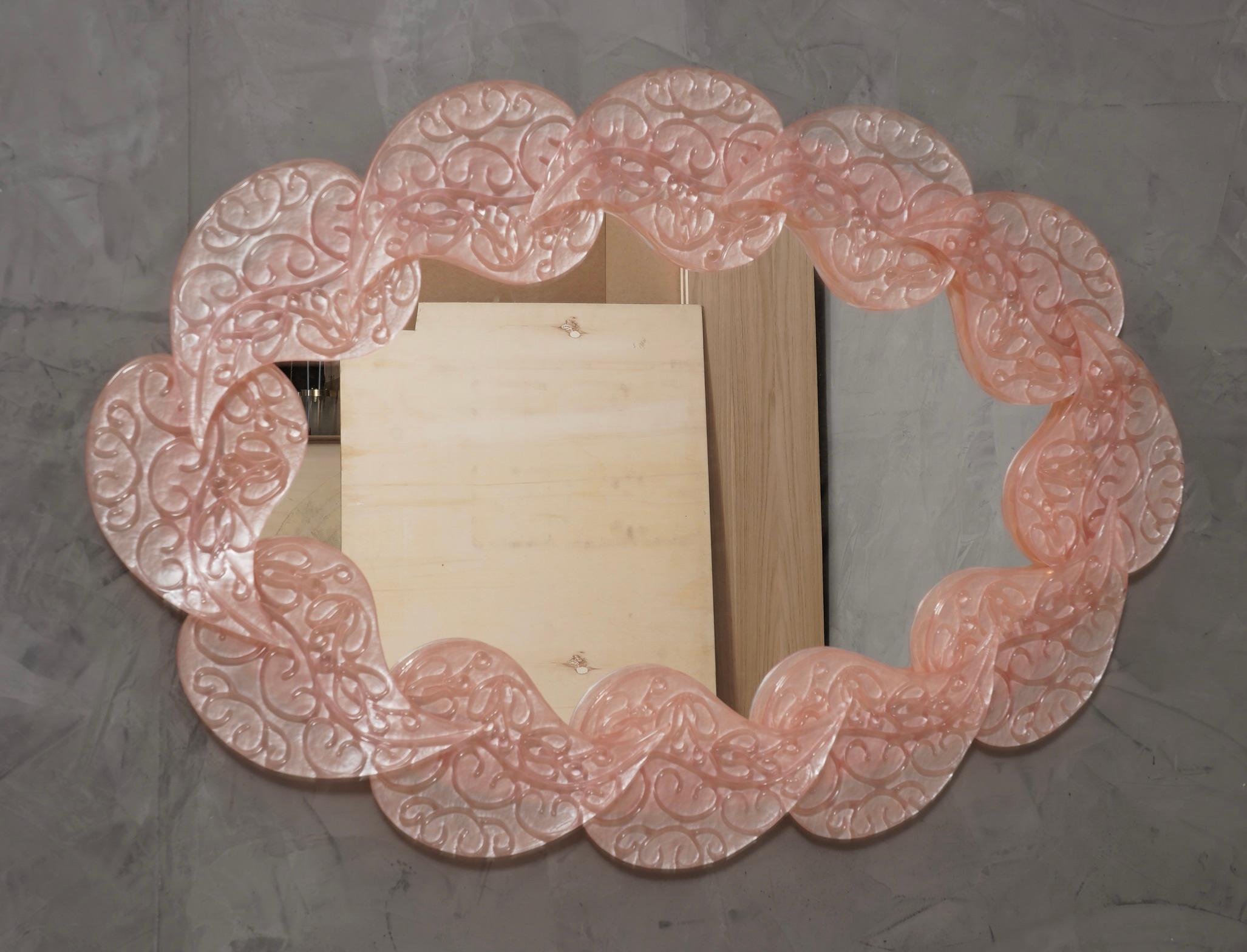 Specchio da parete ovale in vetro artistico rosa e ottone di Murano del 2000 In condizioni buone in vendita a Rome, IT
