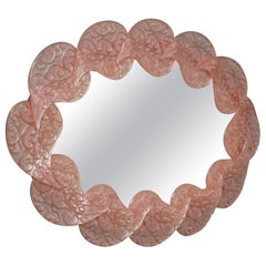 Miroir mural italien ovale en verre d'art rose de Murano et laiton, 2000