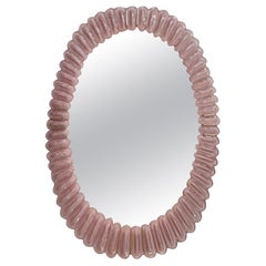 Miroir mural italien ovale en verre d'art rose de Murano et laiton, 2000