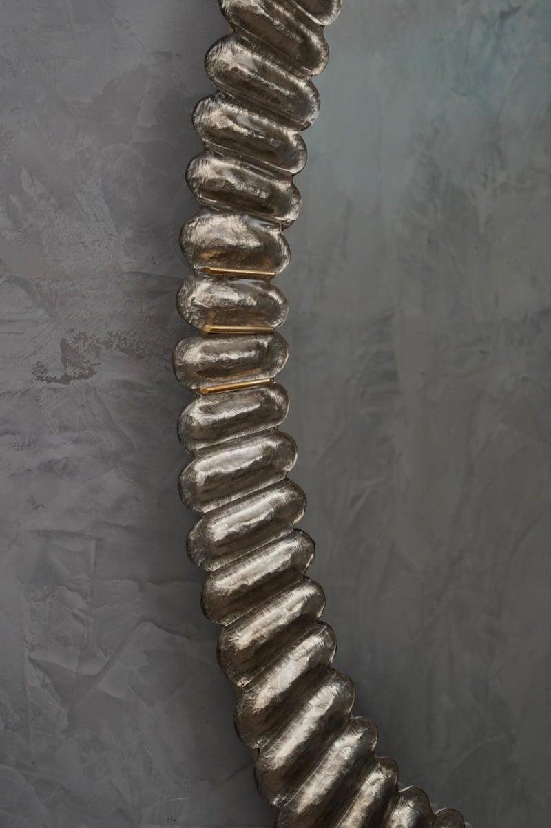 Mid-Century moderno Specchio da parete ovale in vetro artistico e ottone di Murano del 2020 in vendita