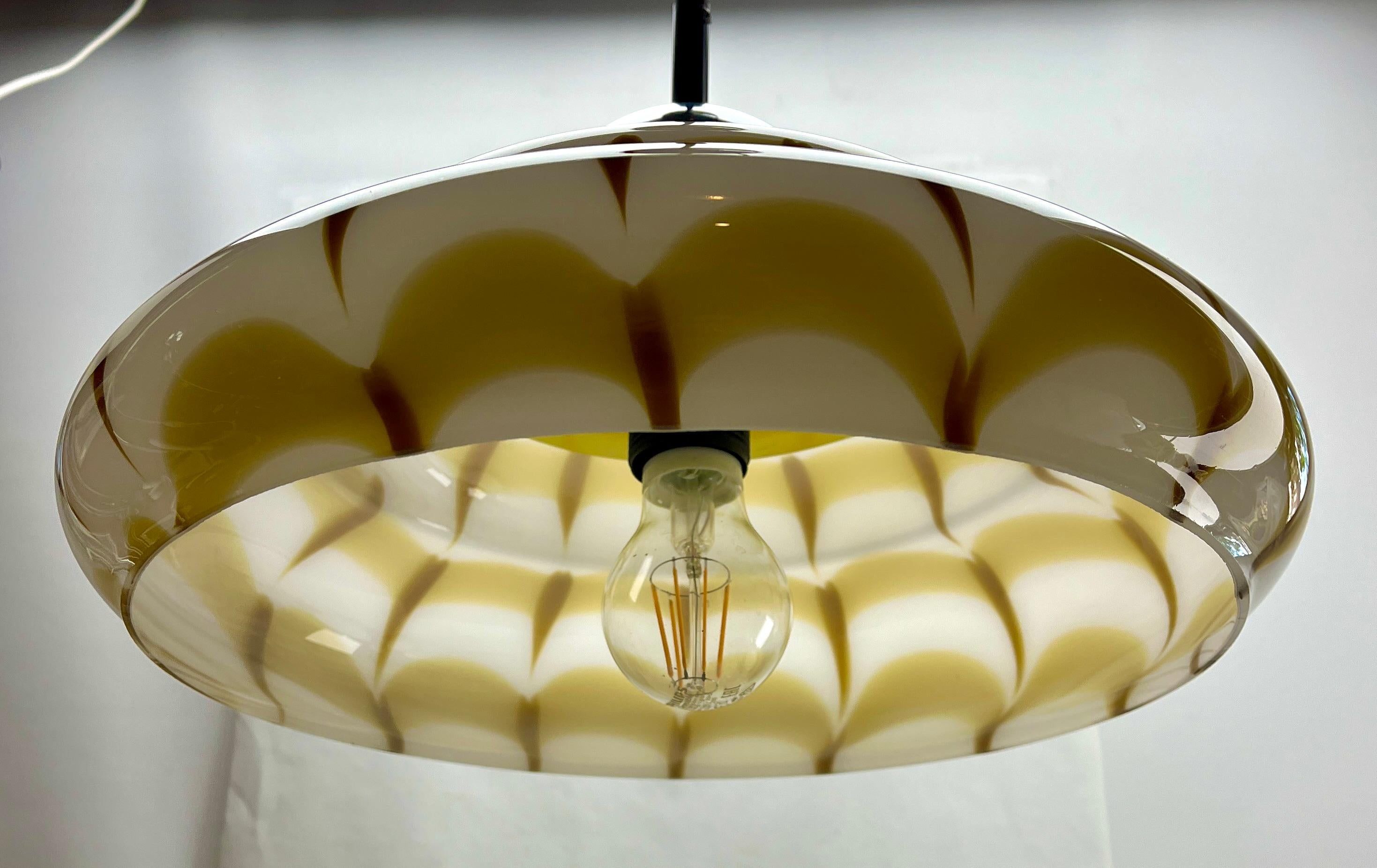 Lampada a sospensione di Murano del Medioevo, paralume in vetro di vari colori in vendita 2